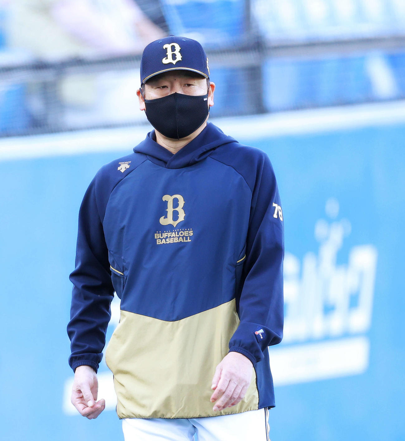 ヤクルト対オリックス　試合前、練習を見るオリックス中嶋監督（撮影・河田真司）