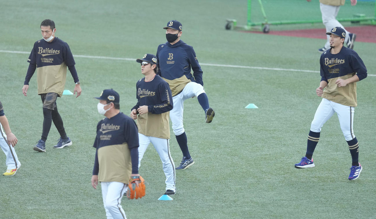 ヤクルト対オリックス　ナインと一緒にアップするオリックス中嶋監督（中央）（撮影・鈴木みどり）