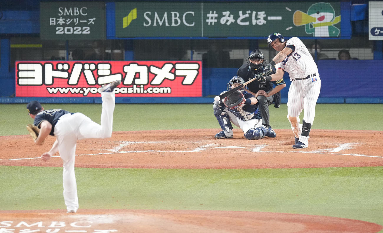 8回裏ヤクルト2死、中前打を放つオスナ。投手ワゲスパック（撮影・鈴木みどり）