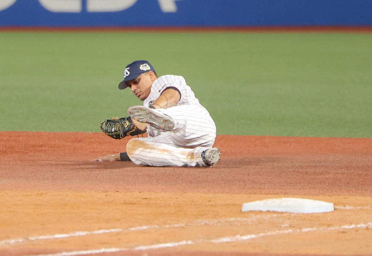 延長12回表オリックス無死、吉田正の一直を好捕するオスナ（撮影・河田真司）