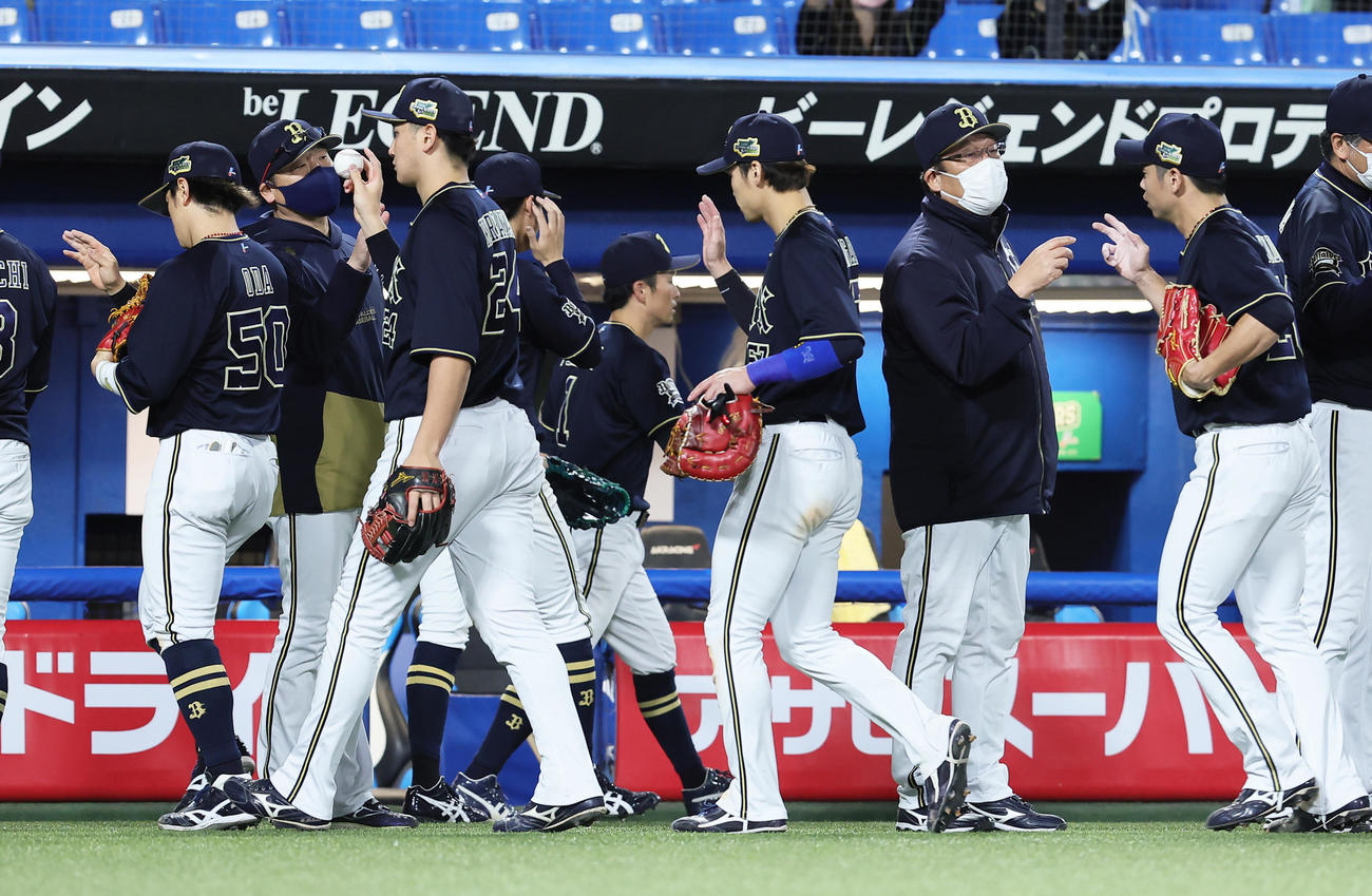 12回引き分けに終わりタッチを交わすオリックス中嶋監督（左から2人目）ら（撮影・足立雅史）