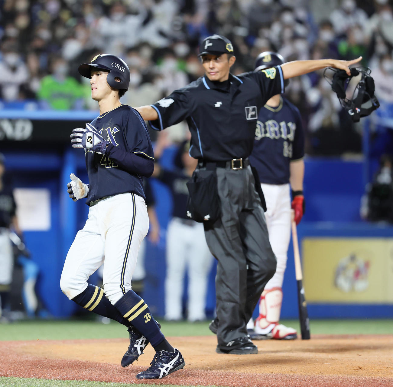 ヤクルト対オリックス　12回表オリックス2死二塁、木沢の暴投で本塁を狙った二塁走者佐野皓（左）はボールデッドで生還を認められず（撮影・足立雅史）