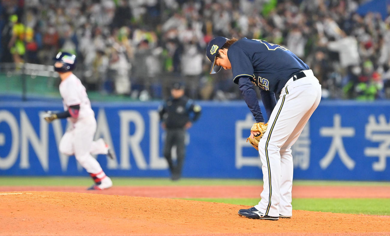 9回裏ヤクルト無死一、二塁、内山壮に同点となる3点本塁打を浴びる阿部（撮影・和賀正仁）