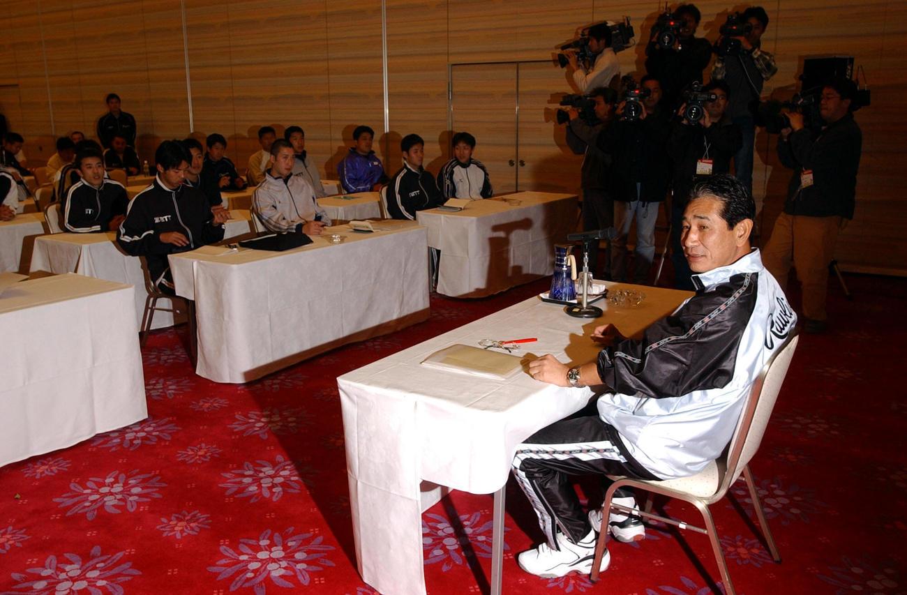 2002年1月31日、ナインを前にミーティングで話す阪神星野監督