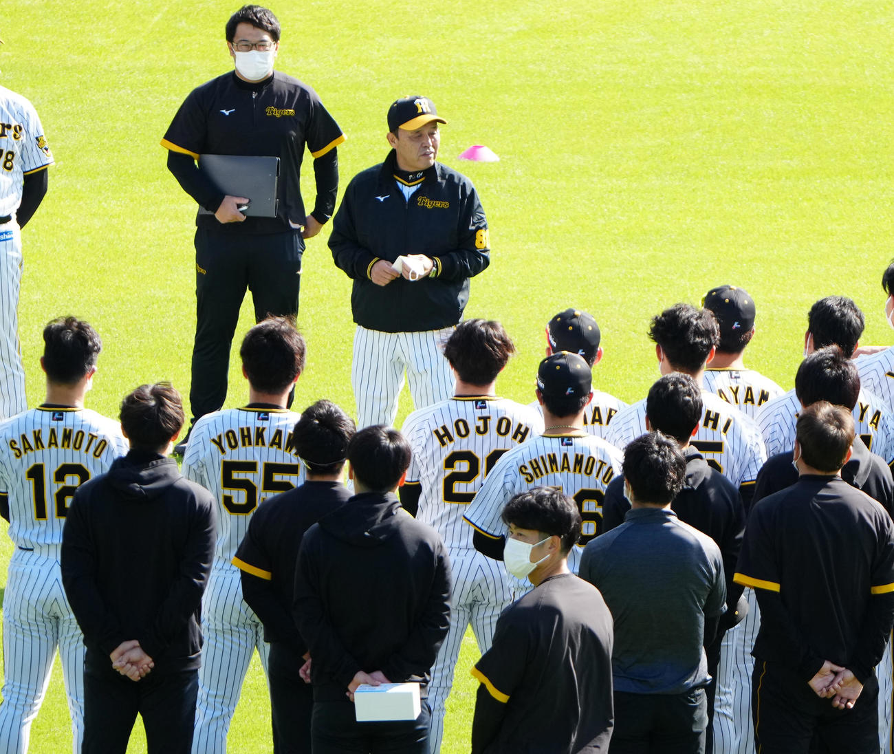秋季練習初日、選手の前で話す阪神岡田監督（撮影・清水貴仁）