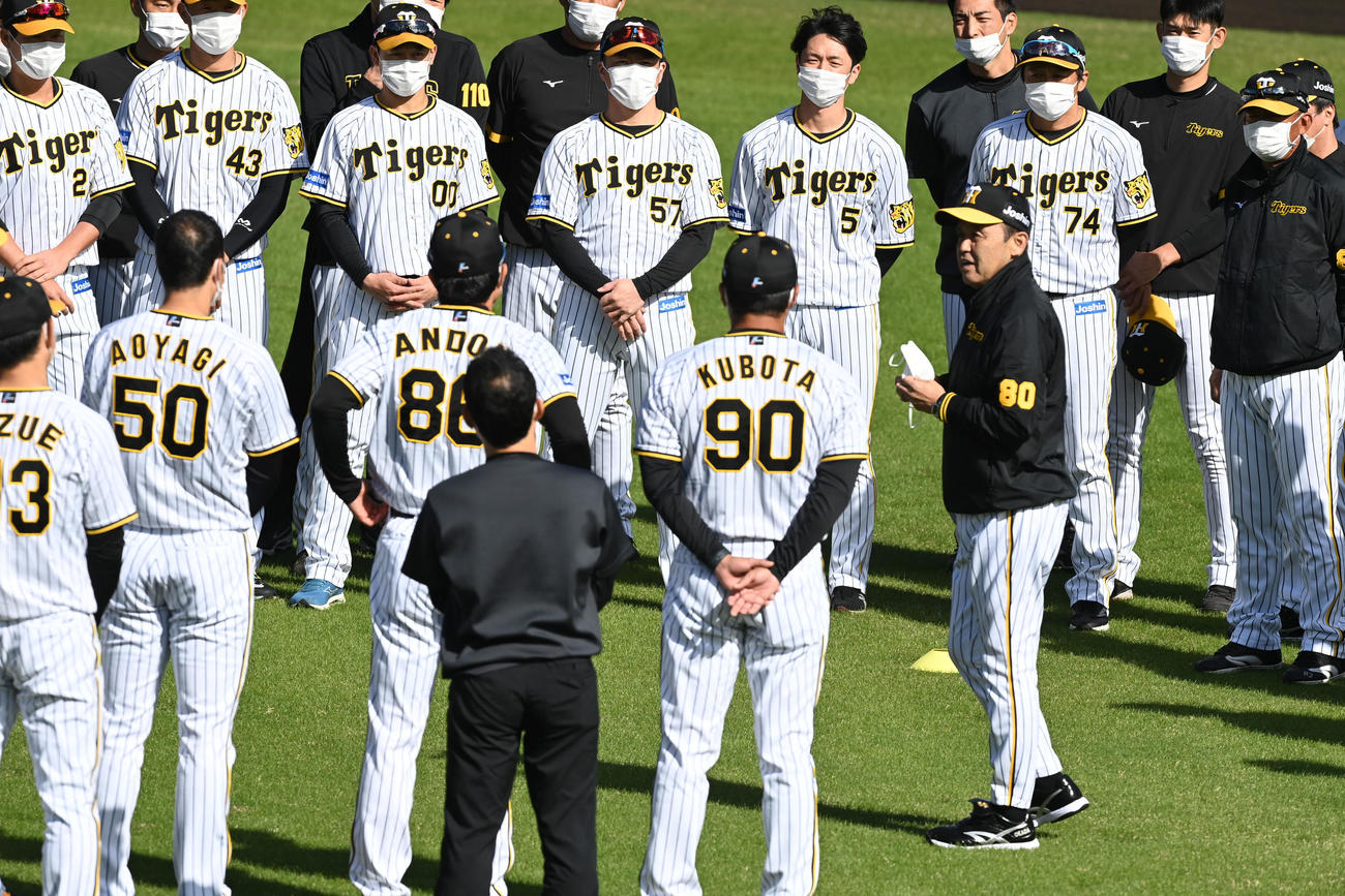 秋季練習初日、ナインにあいさつする岡田監督（右）（撮影・前岡正明）