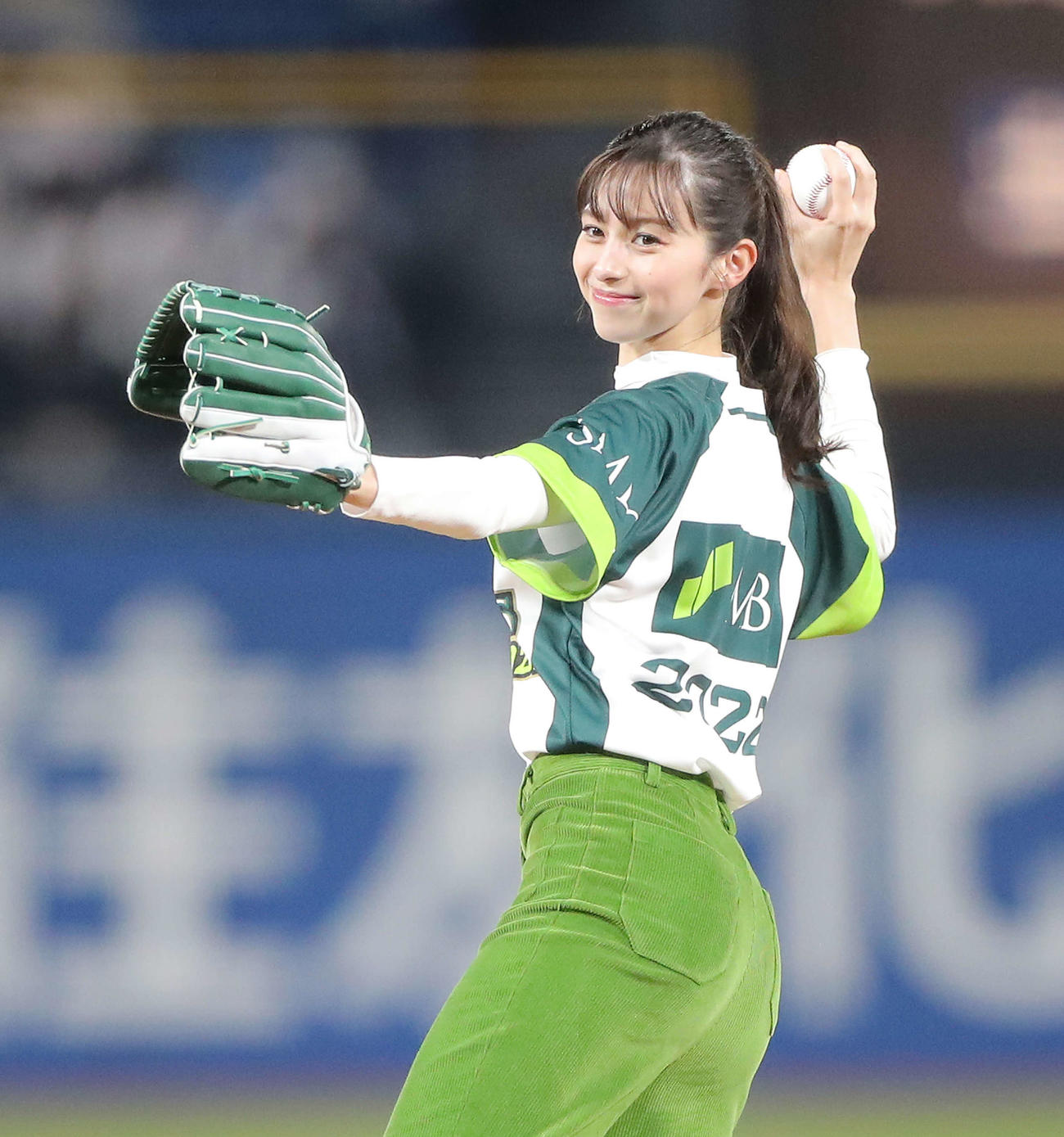 ヤクルト対オリックス　試合前、始球式に臨む中条あやみ（撮影・河田真司）