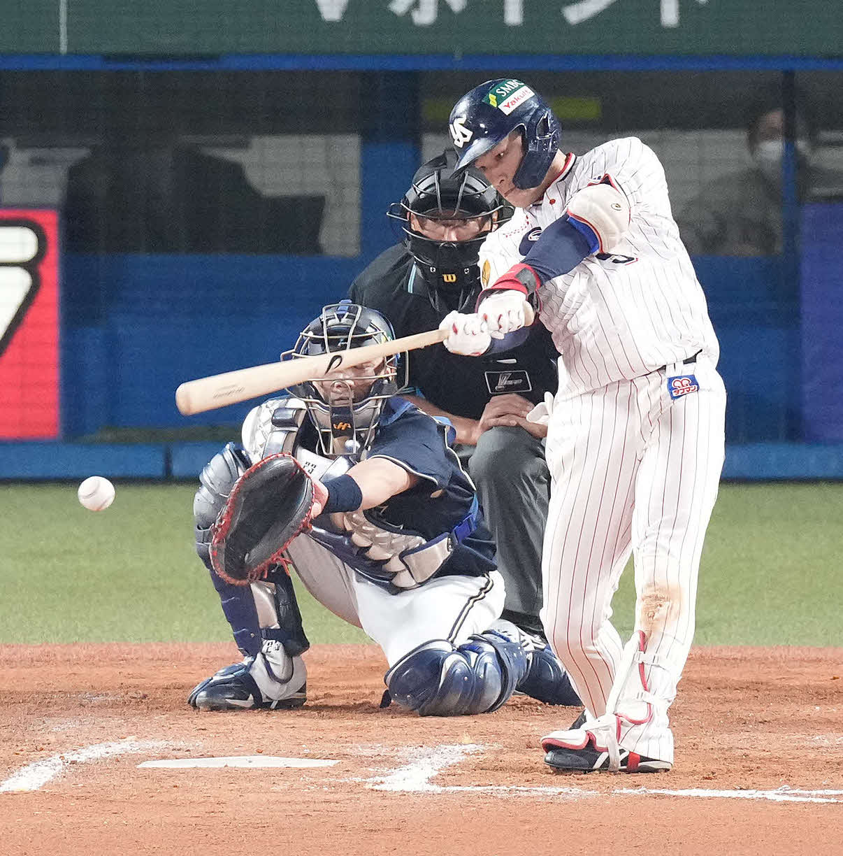 ヤクルト対オリックス　7回裏ヤクルト2死、中前打を放つ塩見（撮影・鈴木みどり）