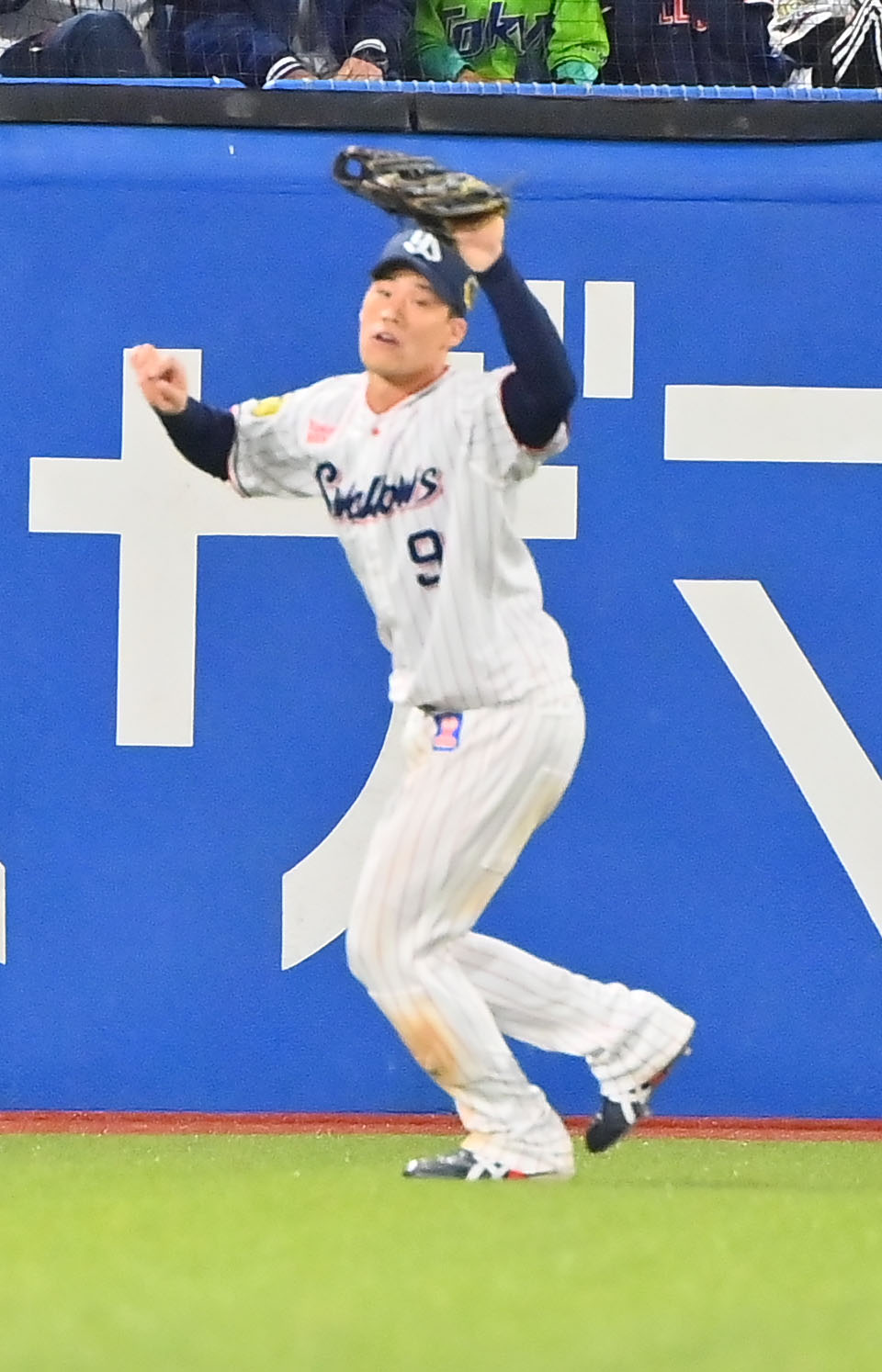 ヤクルト対オリックス　11回表オリックス2死二塁、中川圭の打球を捕球する中堅手塩見（撮影・和賀正仁）