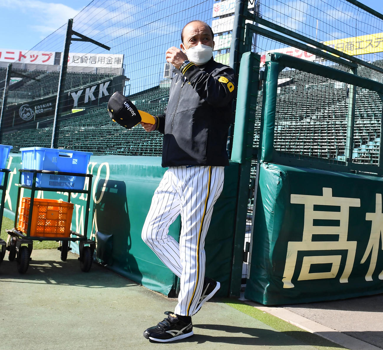 秋季練習初日、グラウンドに入る阪神岡田監督（撮影・清水貴仁）