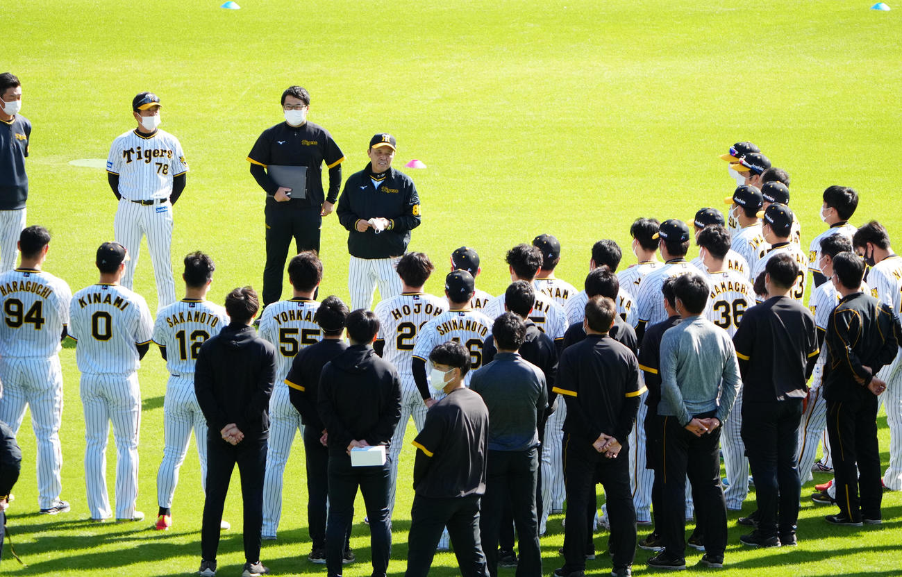 秋季練習初日、選手の前で話す阪神岡田監督（撮影・清水貴仁）