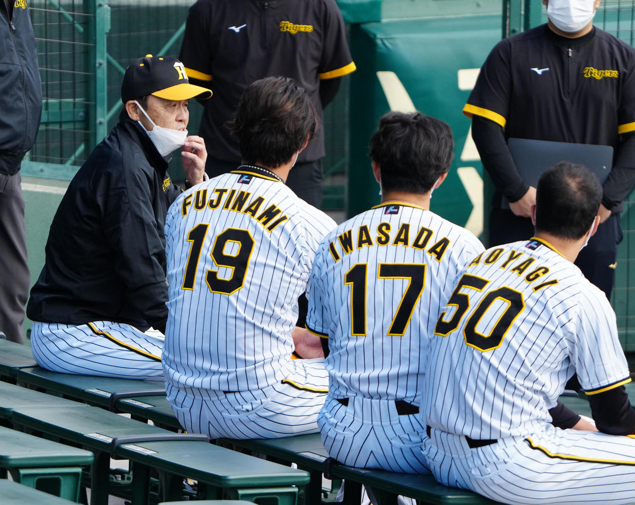 オフに入る選手たちを集め話をする阪神岡田監督（左）（撮影・清水貴仁）