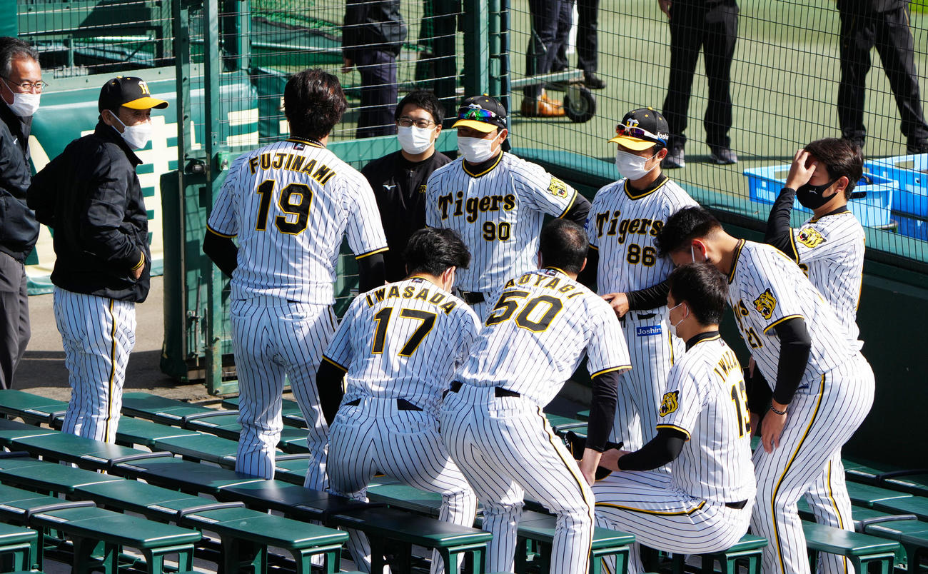 オフに入る選手たちを集め話をする阪神岡田監督（左）（撮影・清水貴仁）
