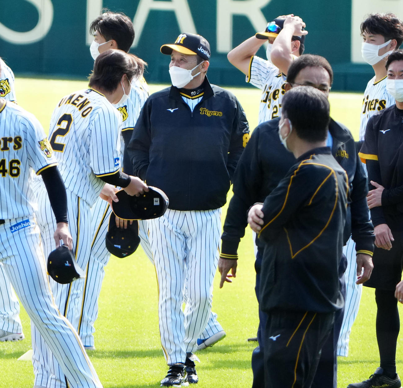 梅野（左）からあいさつを受ける阪神岡田監督（撮影・清水貴仁）