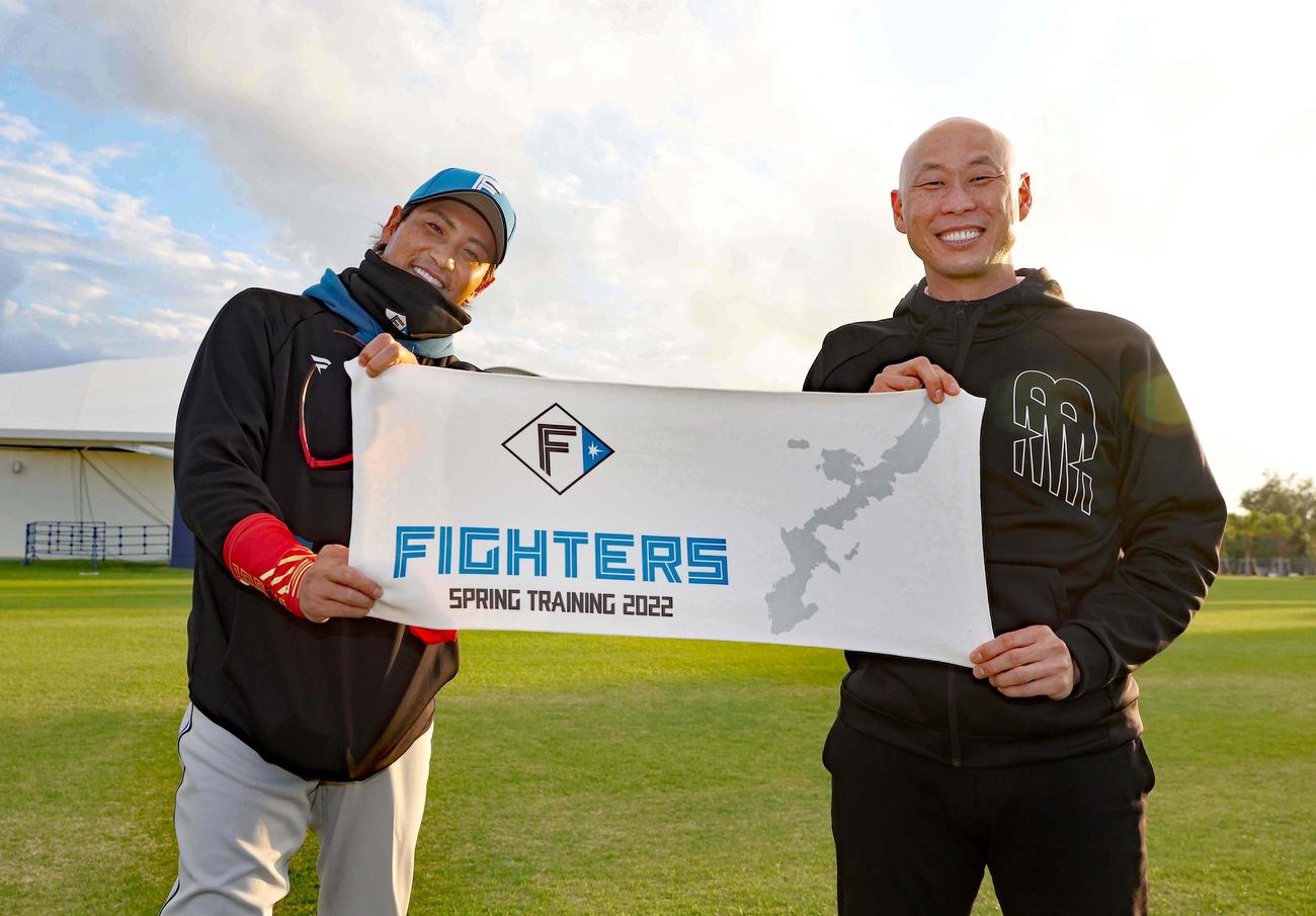 新庄監督（左）と森本稀哲氏（2022年2月9日撮影）