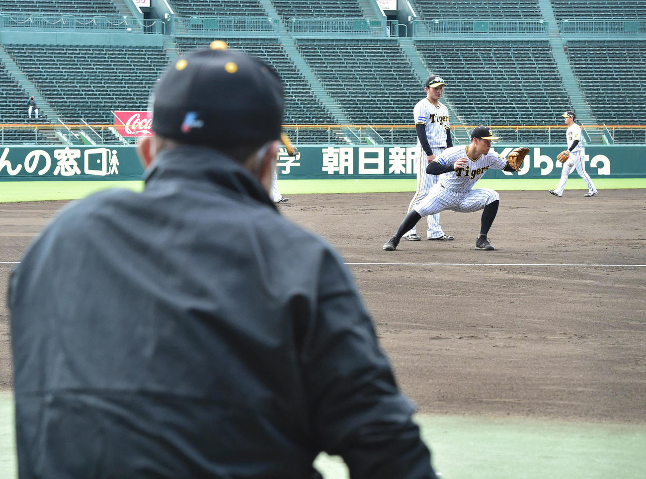 阪神岡田監督（手前）が見るなかノックを受ける佐藤輝（右）と北條（撮影・清水貴仁）