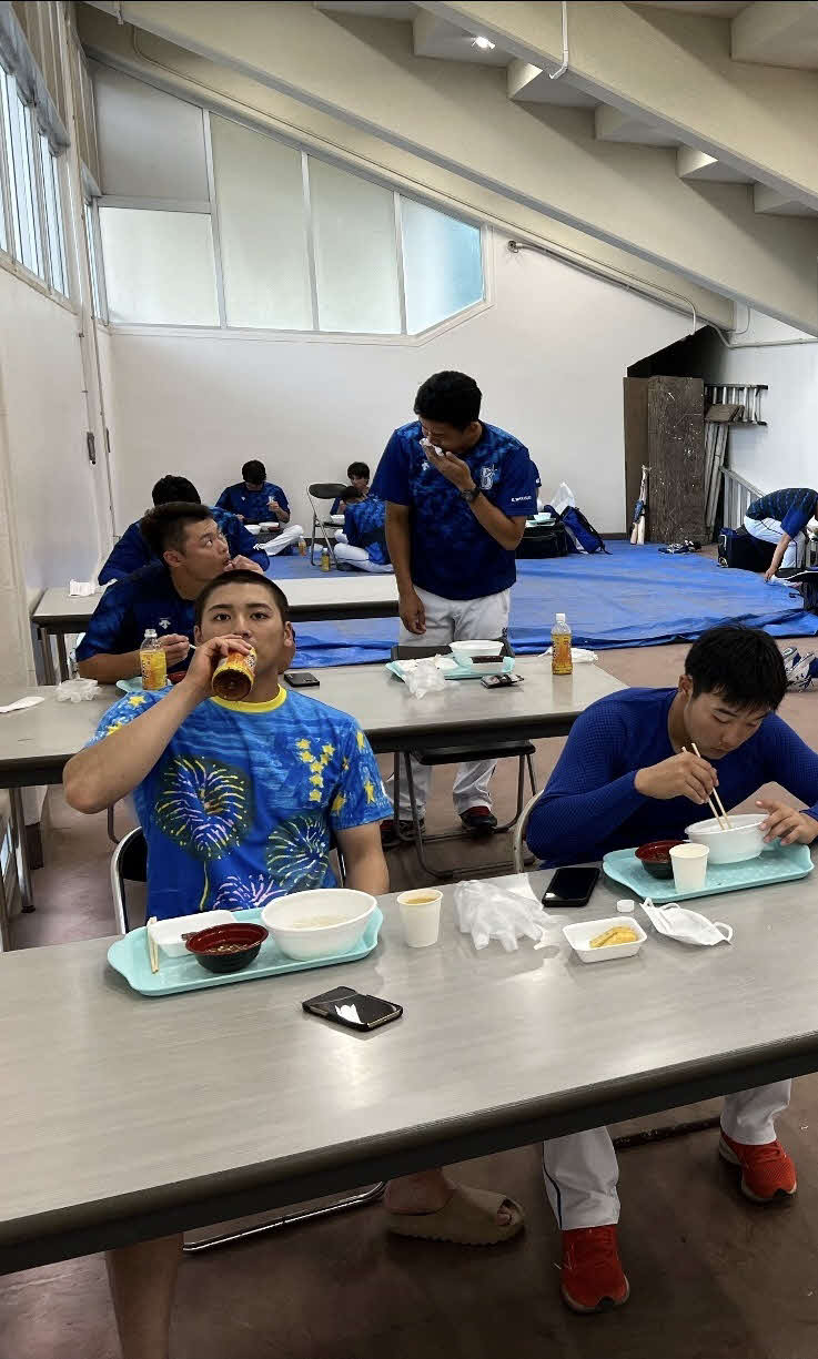 ランチでうどんを食べるDeNA森（左）と粟飯原。後列左は細川（撮影は益子＝球団提供）