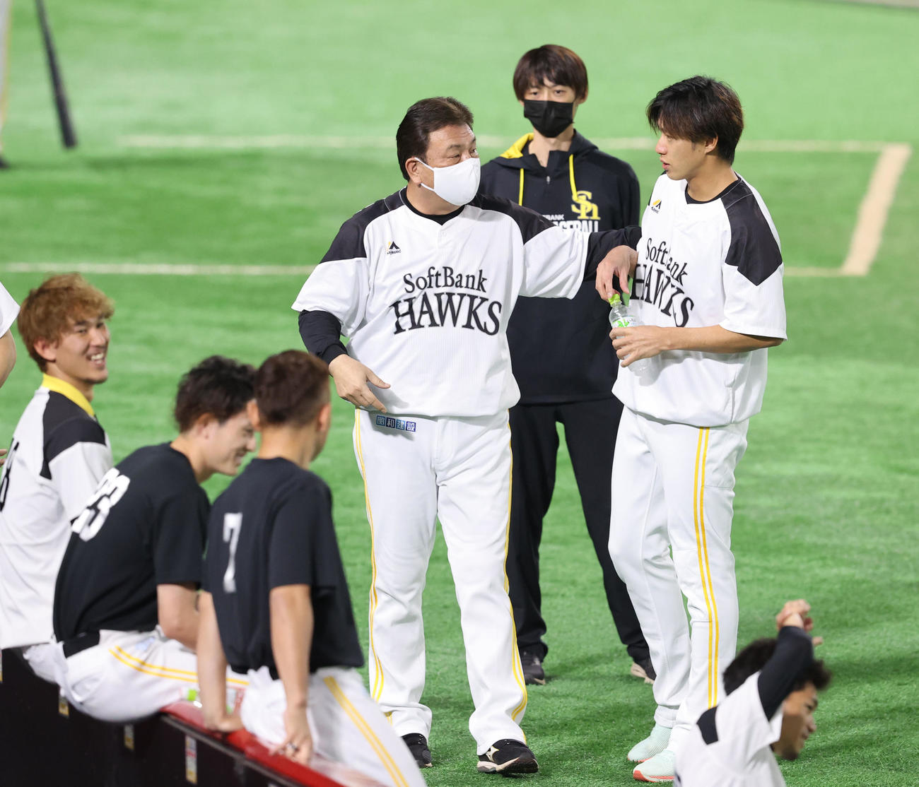 練習前、柳田悠岐に話かける藤本博史監督（撮影・梅根麻紀）