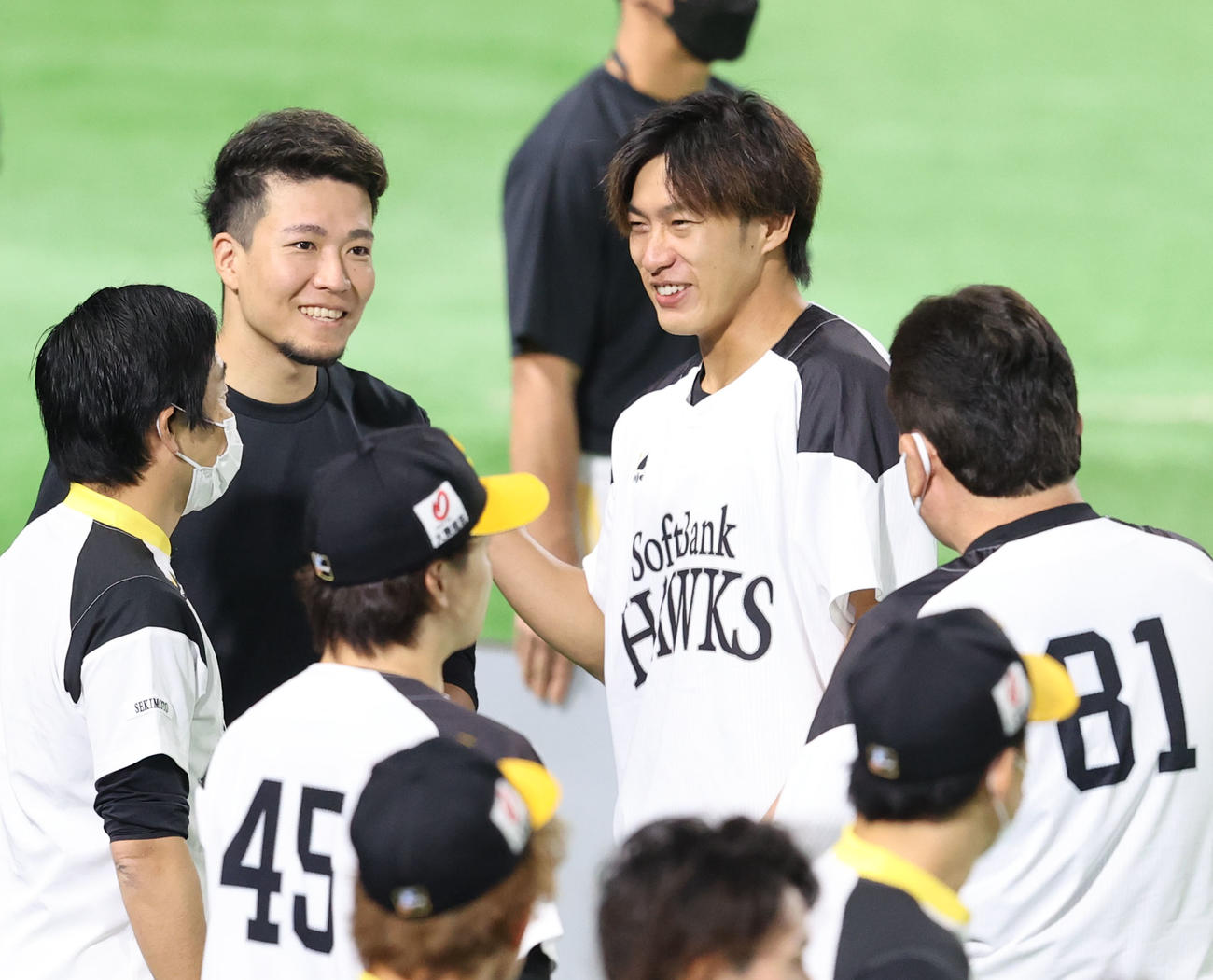 練習前、藤本博史監督と話をする千賀滉大と柳田悠岐（右）（撮影・梅根麻紀）
