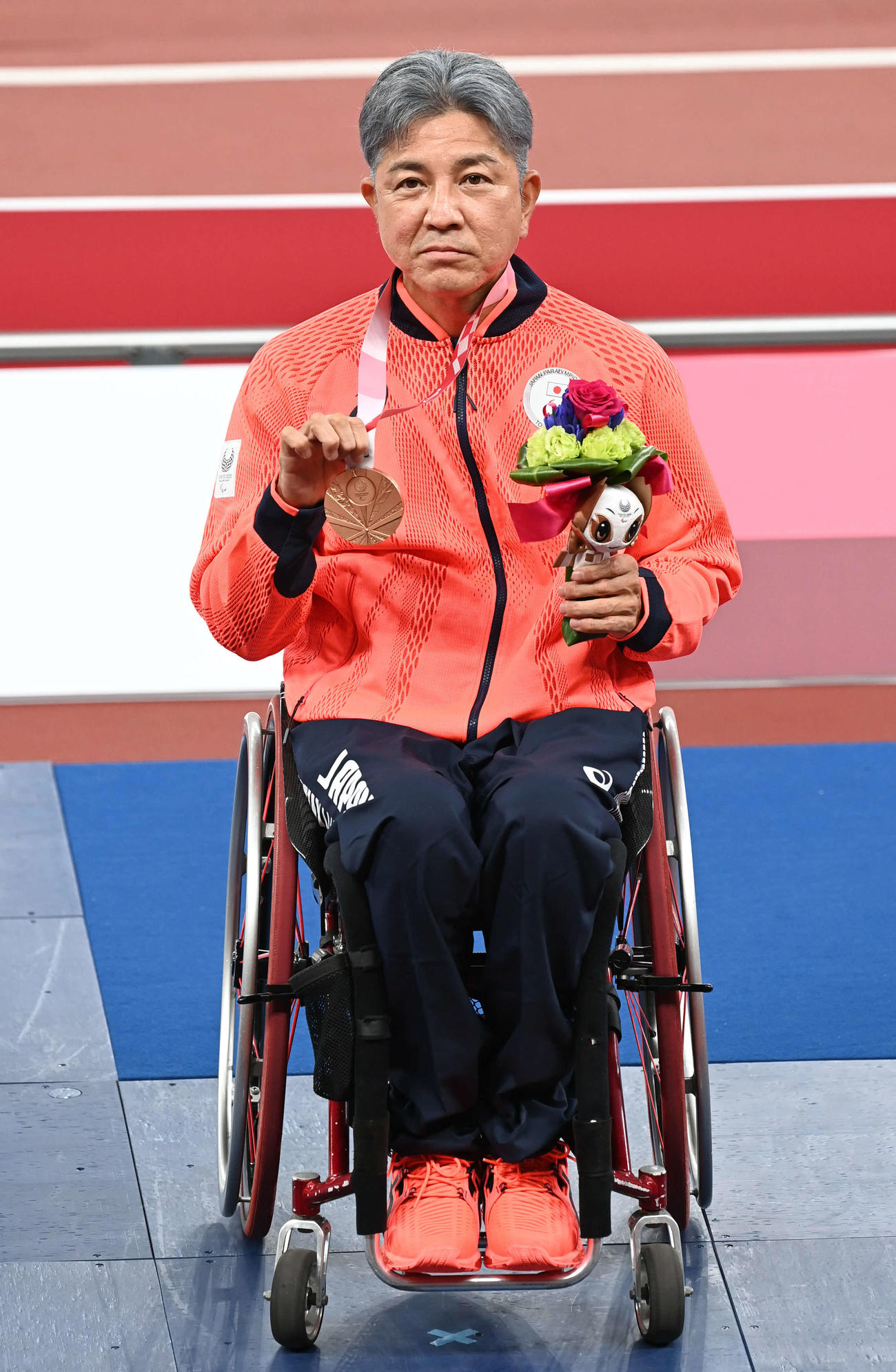 21年8月、東京2020パラリンピック　男子1500メートル（車いすT52）の銅メダルを手にする上与那原寛和