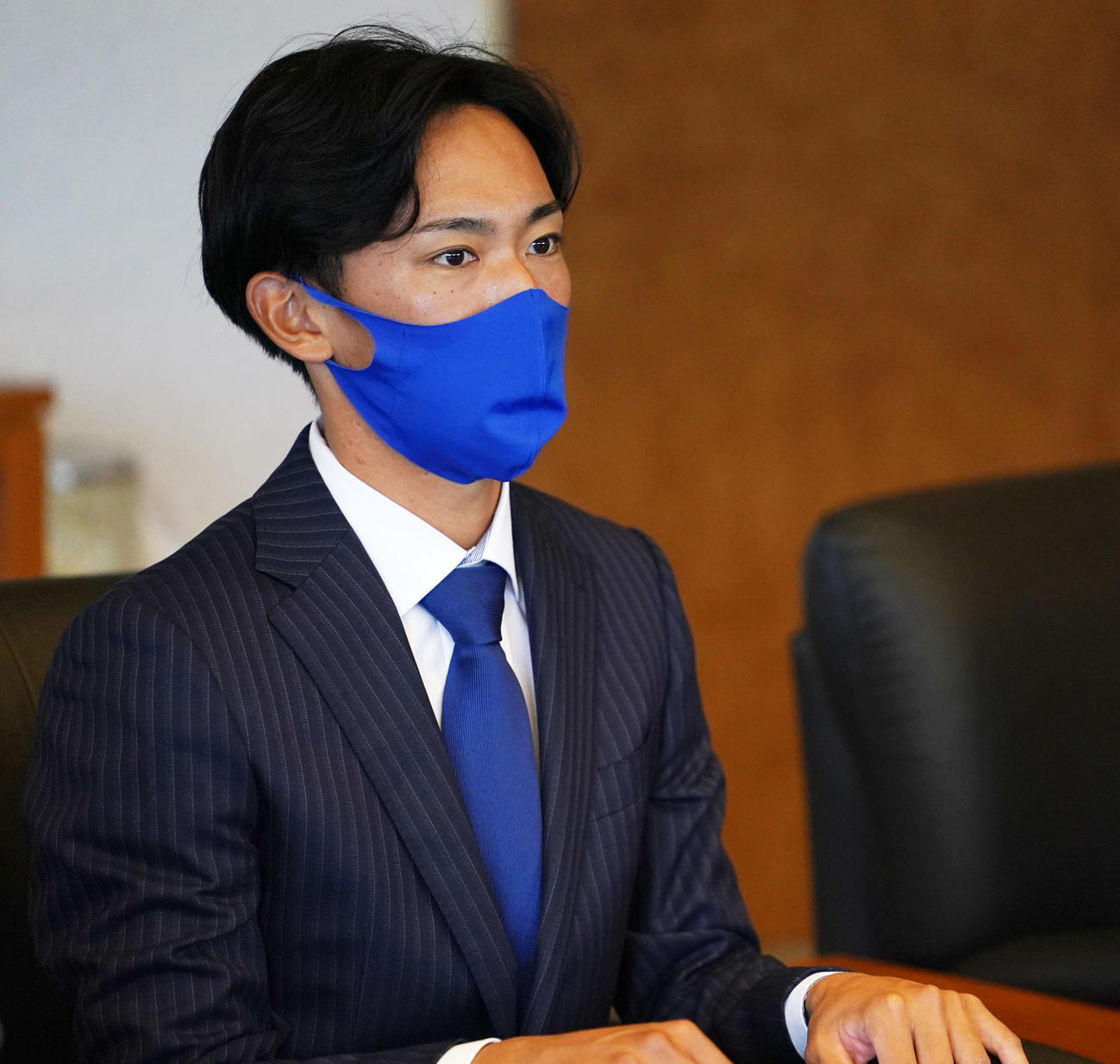真剣な表情で話を聞く日本製鉄鹿島・大津（撮影・横山健太）