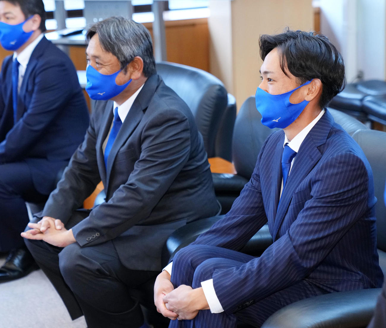 指名あいさつで言葉を交わす日本製鉄鹿島・大津（右）と中島監督（撮影・横山健太）