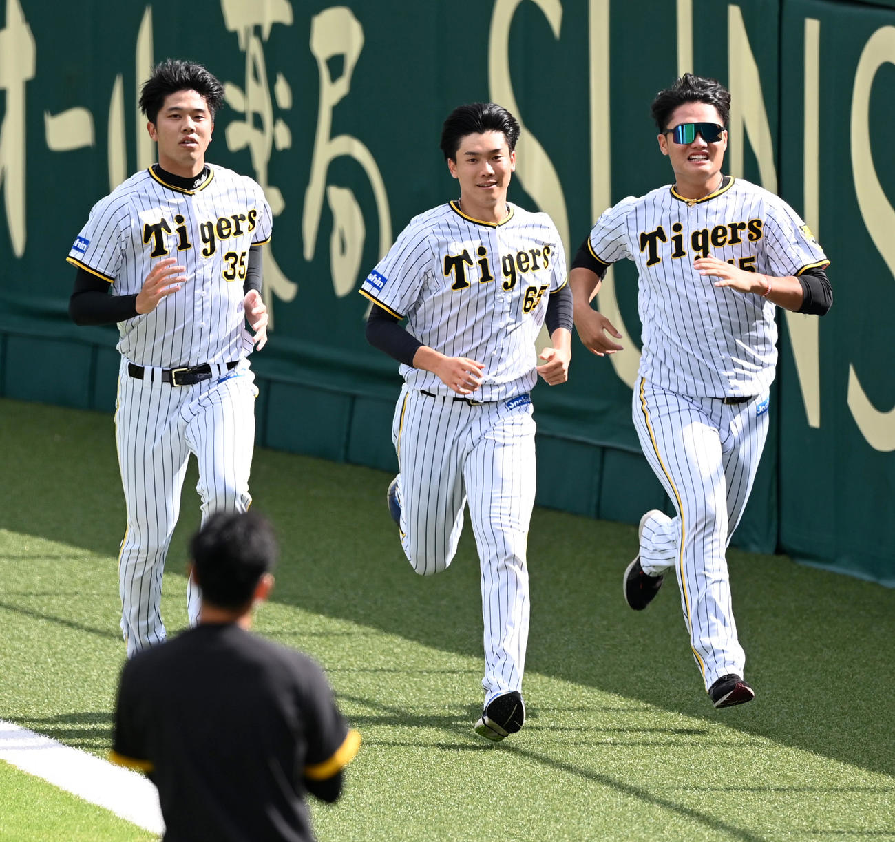 秋季練習初日、外野を走る（左から）才木、湯浅、西純（撮影・前岡正明）
