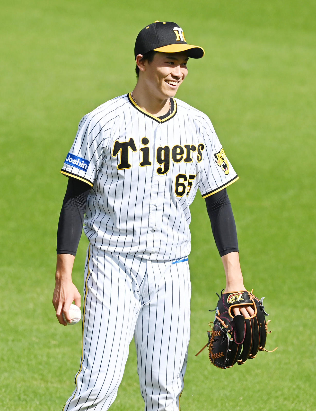 秋季練習初日、笑顔を見せる湯浅（撮影・前岡正明）