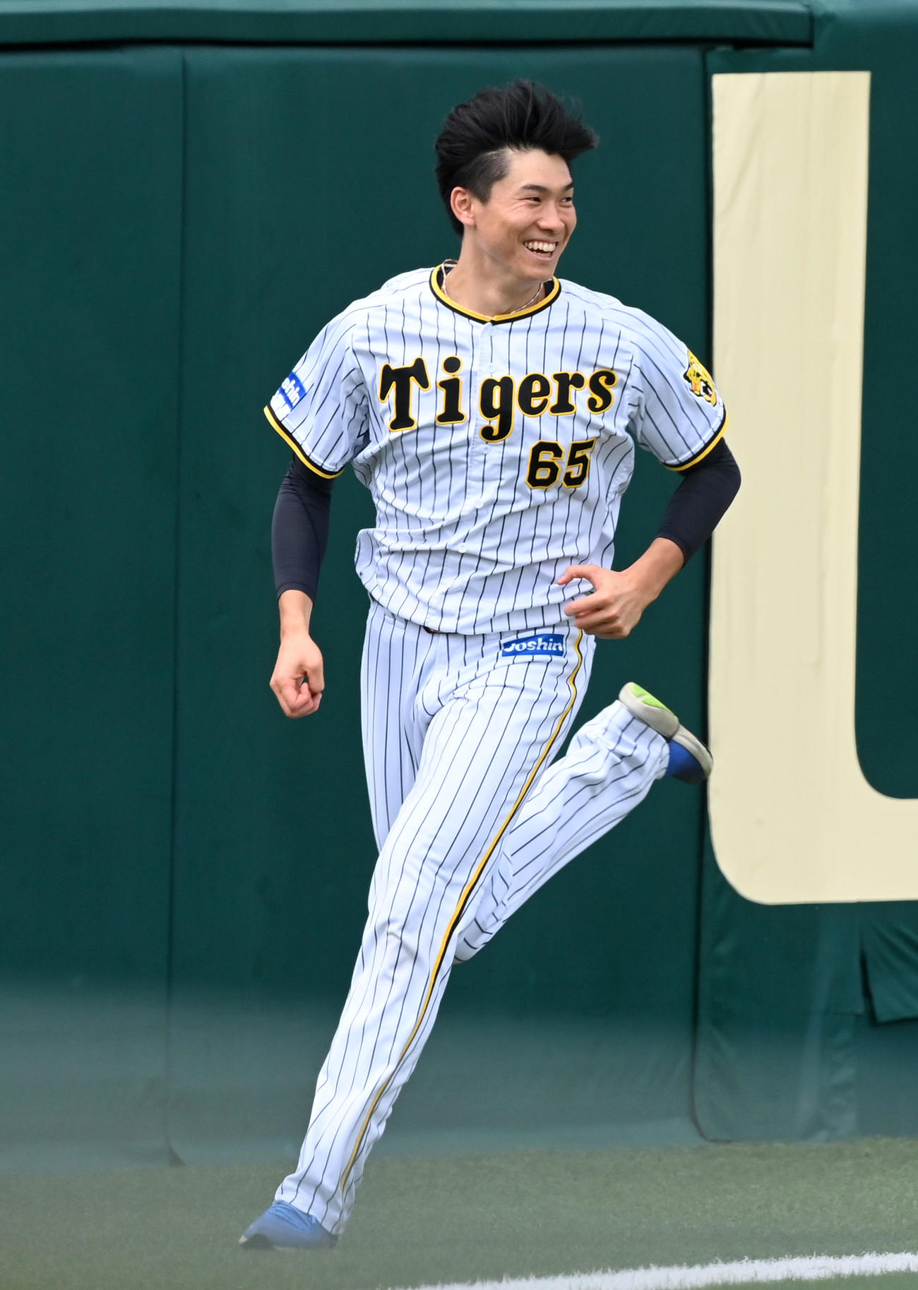 秋季練習初日、笑顔で外野を走る湯浅（撮影・前岡正明）