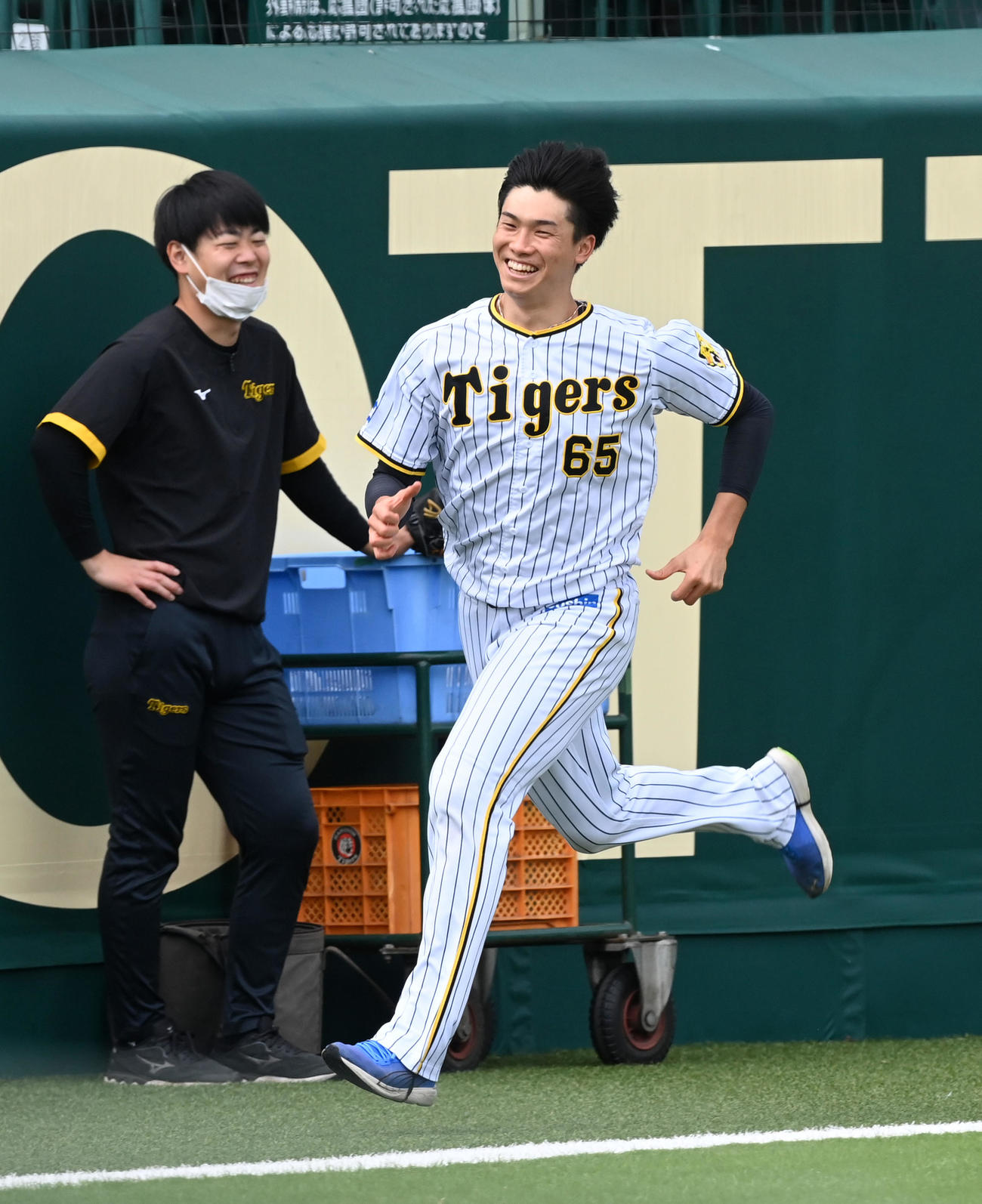 秋季練習初日、笑顔で外野を走る湯浅（撮影・前岡正明）