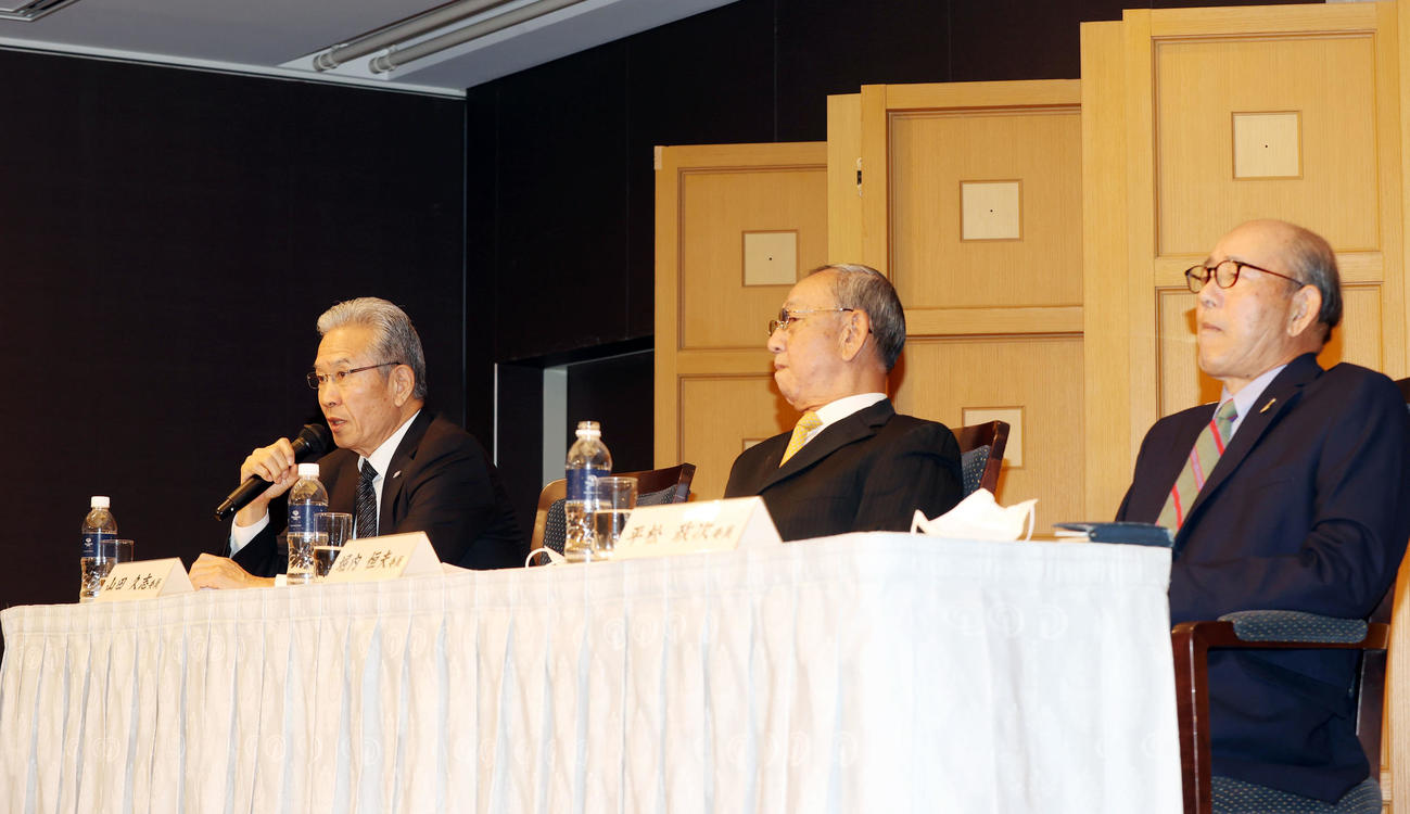 沢村賞選考会後、会見を行う山田氏（左）。中央は堀内氏、右は平松氏（撮影・狩俣裕三）