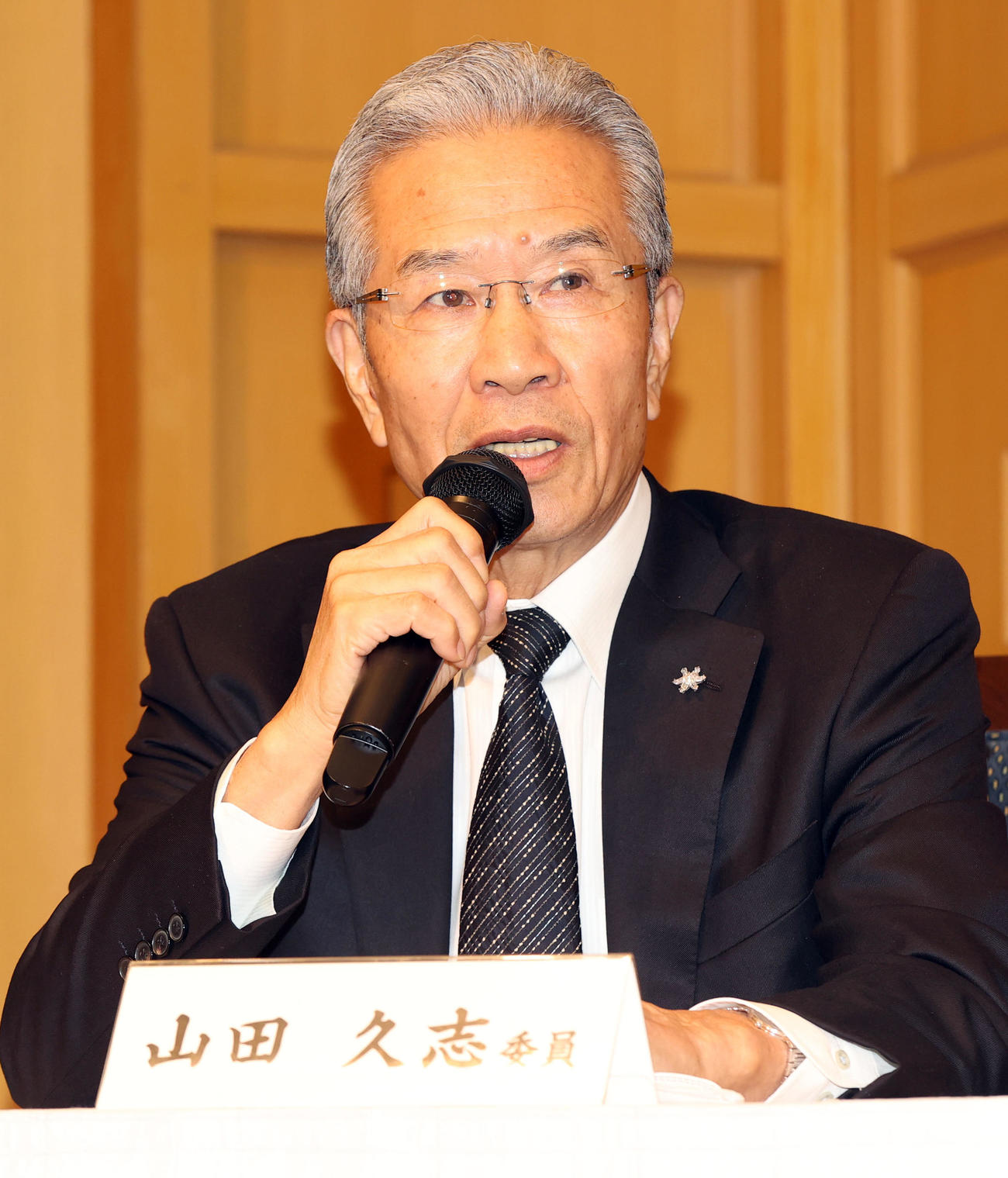 沢村賞選考会後、記者の質問に答える山田氏（撮影・狩俣裕三）