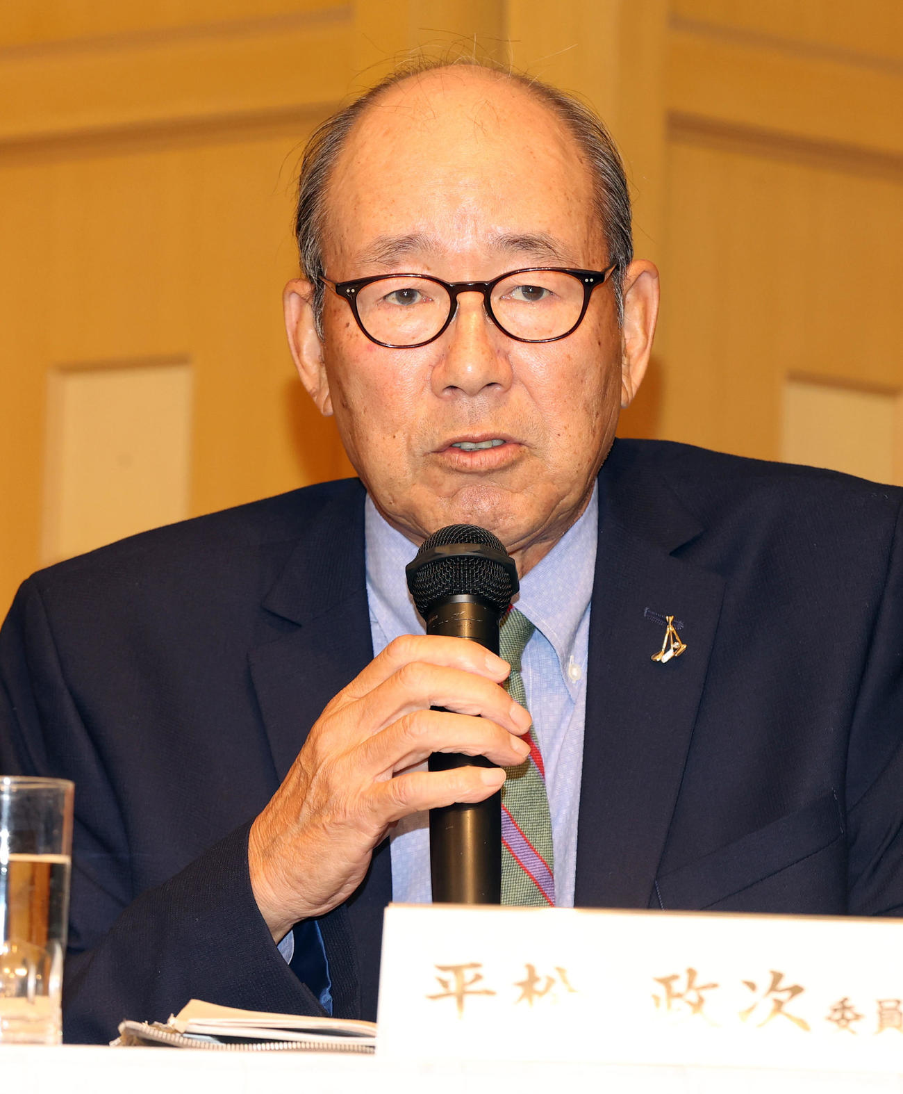 沢村賞選考会後、記者の質問に答える平松氏（撮影・狩俣裕三）