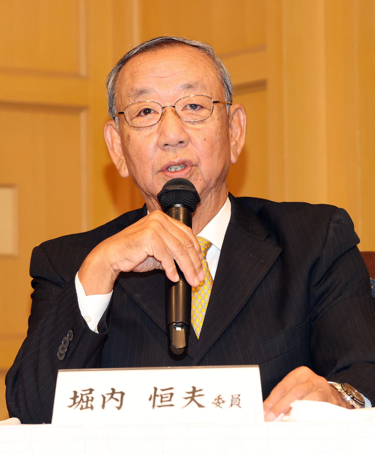 沢村賞選考会後、記者の質問に答える堀内氏（撮影・狩俣裕三）