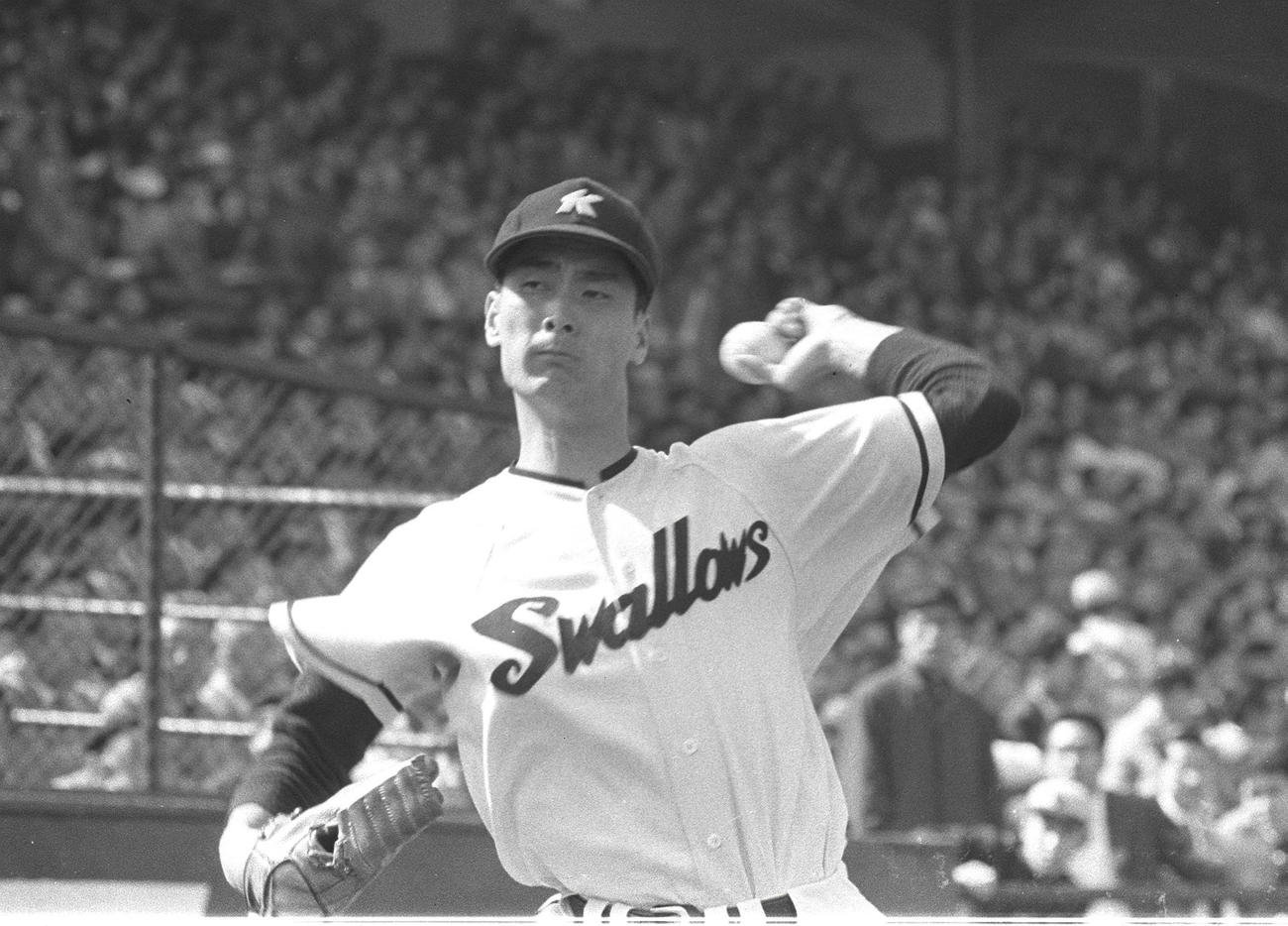 1958年、ブルペンでピッチングする国鉄時代の金田正一さん