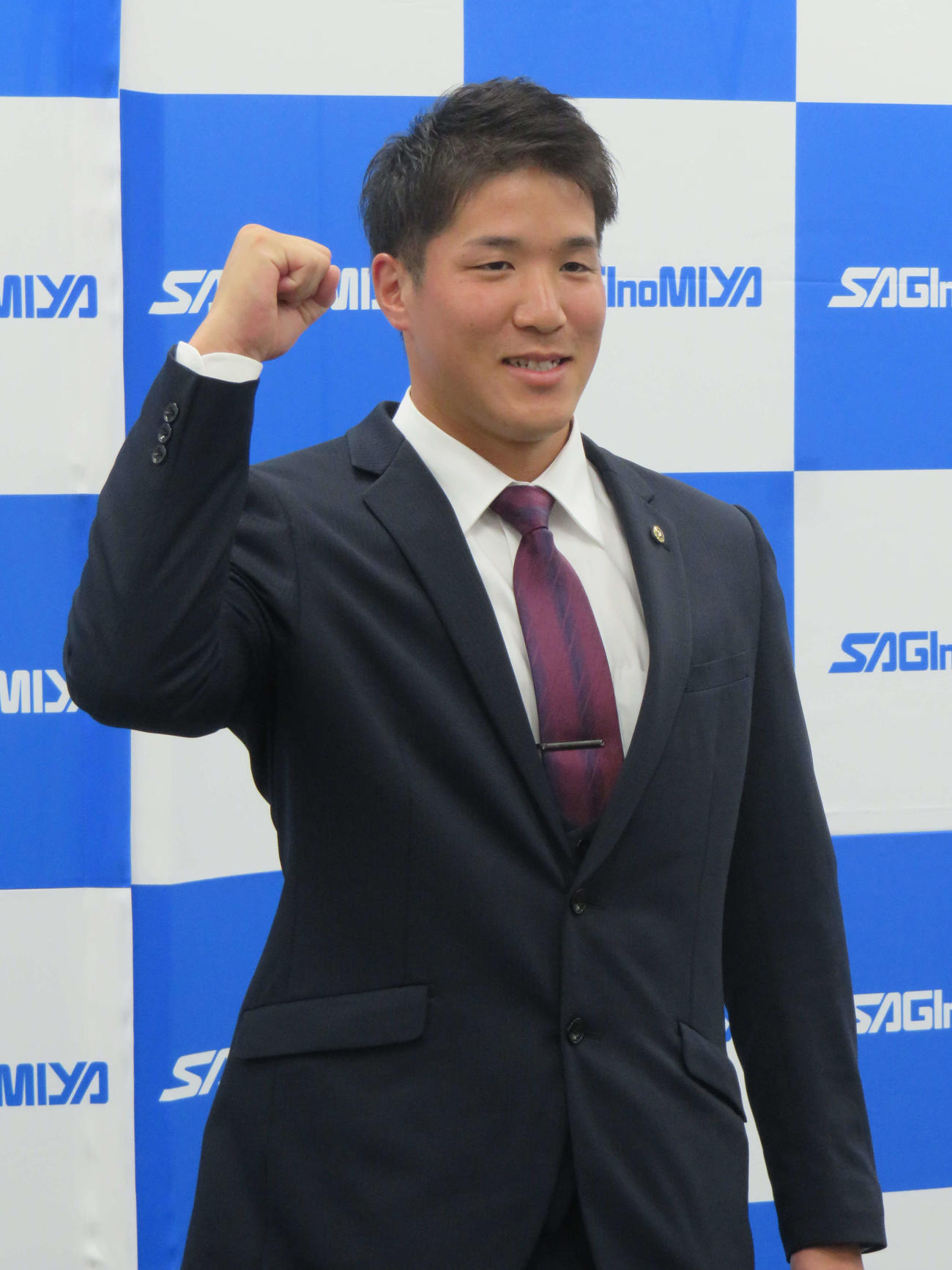 楽天ドラフト2位の鷺宮製作所・小孫竜二投手はスカウトの指名あいさつを受けてガッツポーズ