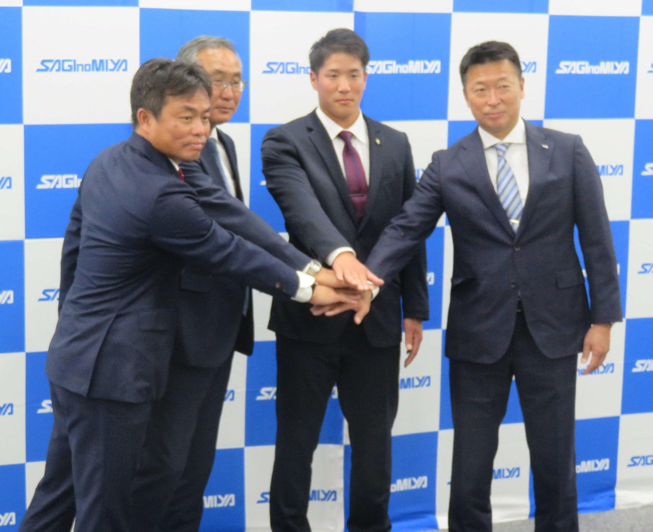 指名あいさつを受けた楽天ドラフト2位の鷺宮製作所・小孫竜二投手（右から2人目）。スカウトは左から愛敬アマスカウトグループマネジャー、後関スカウト部長、右が沖原担当スカウト
