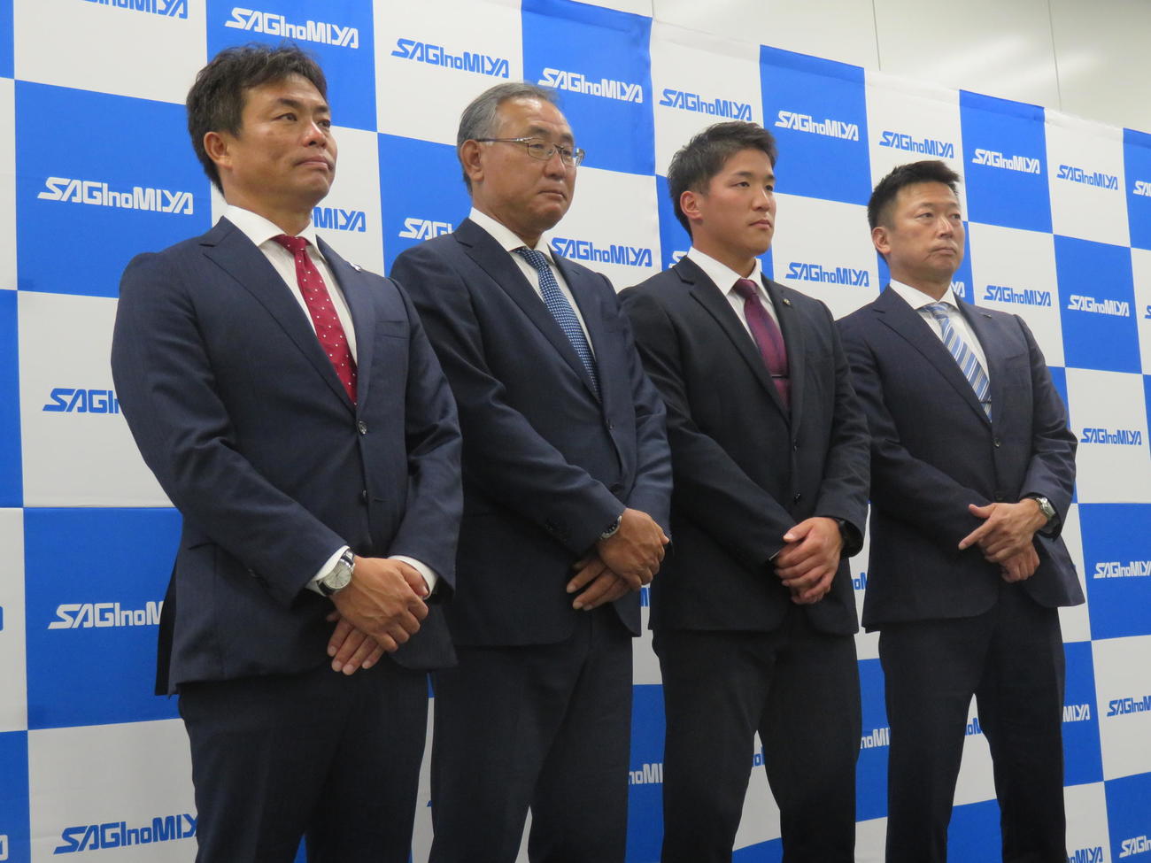 指名あいさつを受けた楽天ドラフト2位の鷺宮製作所・小孫竜二投手（右から2人目）。スカウトは左から愛敬アマスカウトグループマネジャー、後関スカウト部長、右が沖原担当スカウト