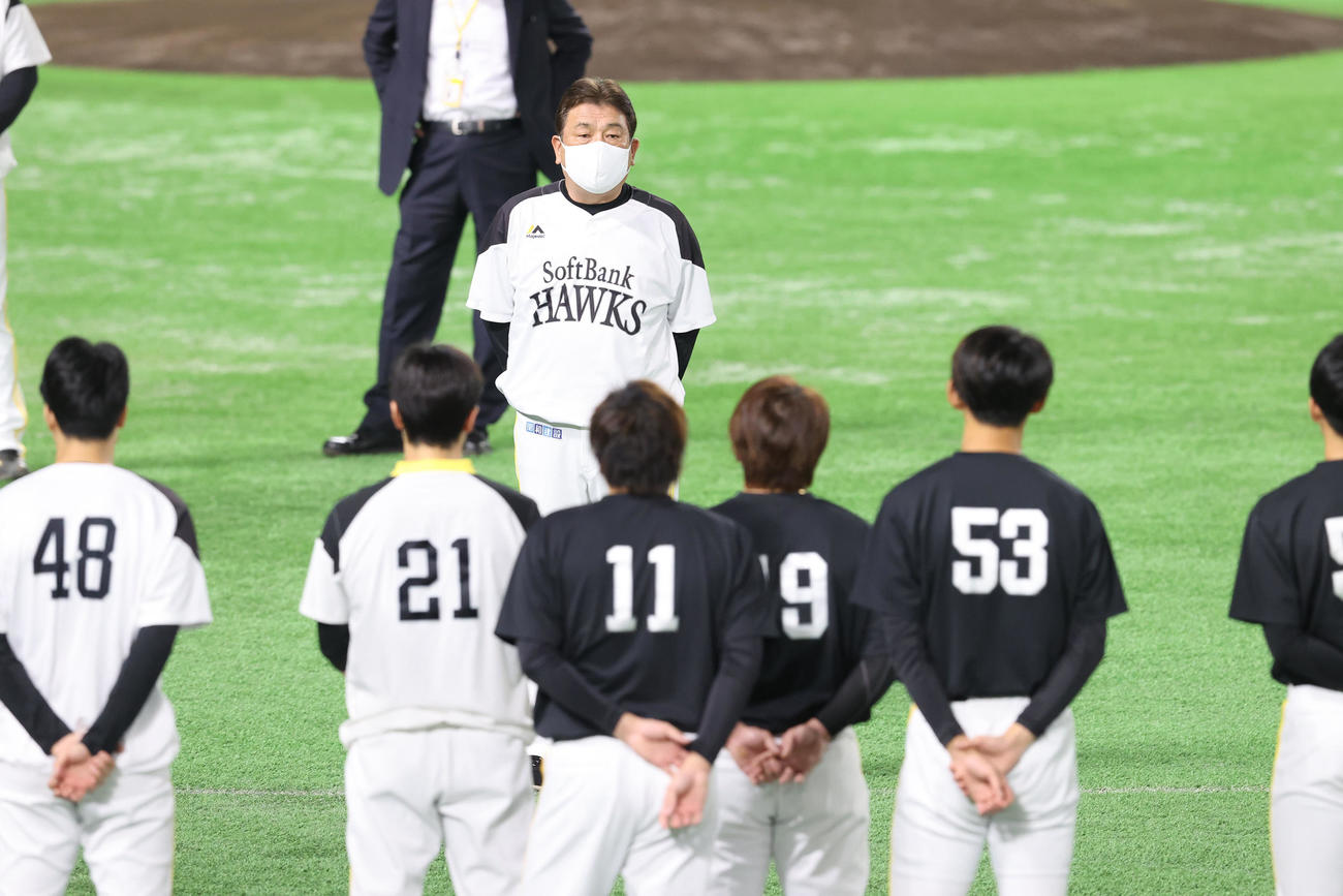 練習前、ナインに話をする藤本博史監督（撮影・梅根麻紀）
