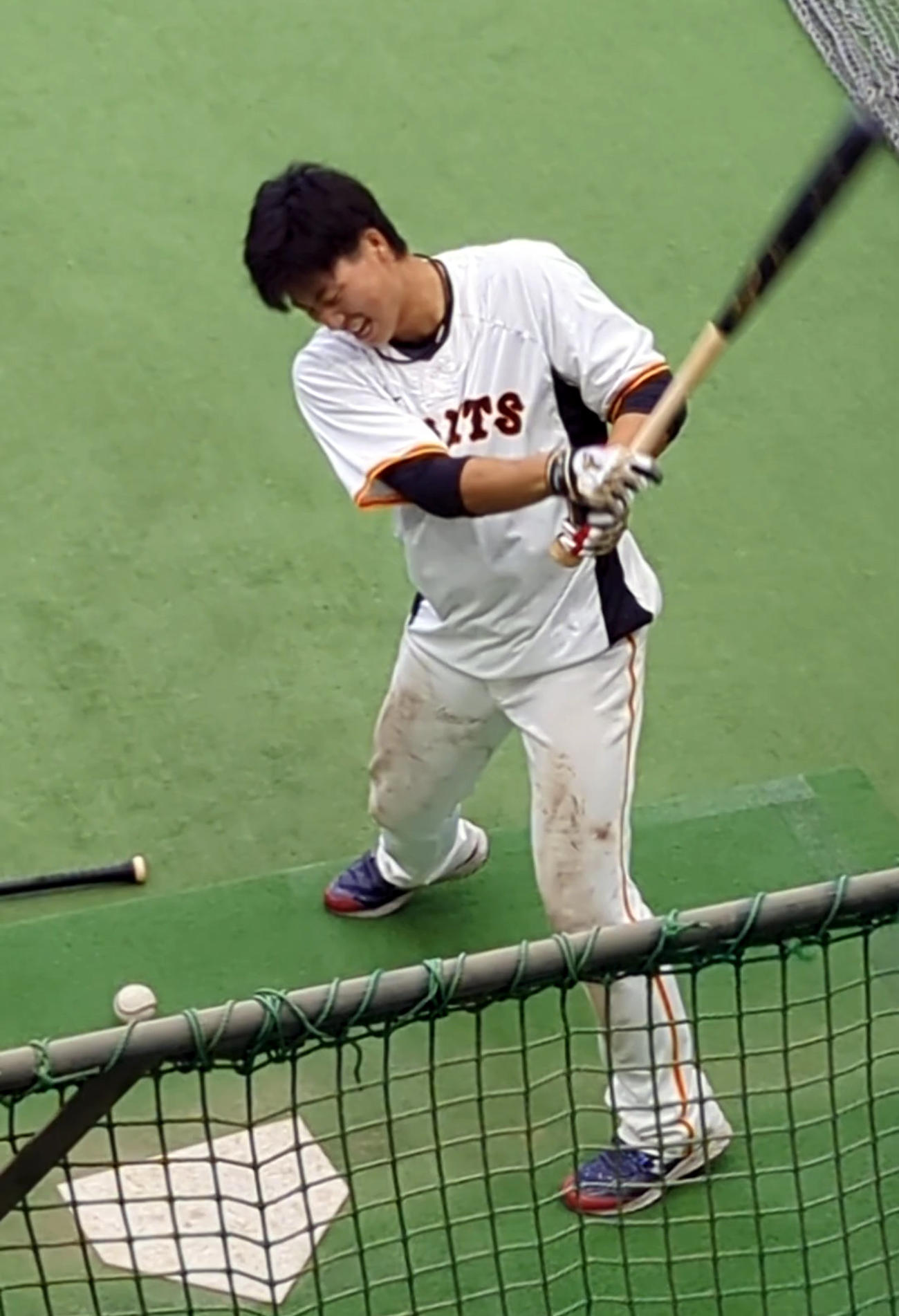 21日、「200球連続ティー打撃」に苦悶（くもん）の表情を浮かべる巨人広岡（撮影・三須一紀）