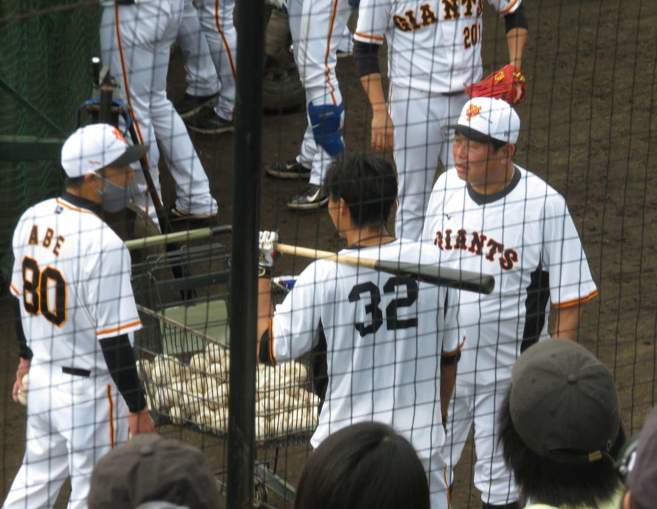 来季から巨人の打撃チーフコーチを務める大久保氏（右）が、阿部コーチ（左）とともに広岡に打撃指導（撮影・小早川宗一郎）