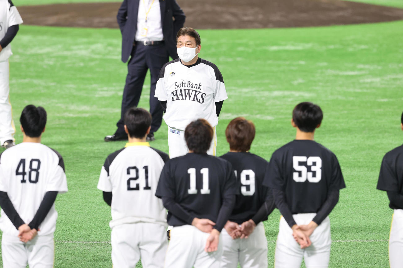 練習前、ナインに話をする藤本博史監督（撮影・梅根麻紀）