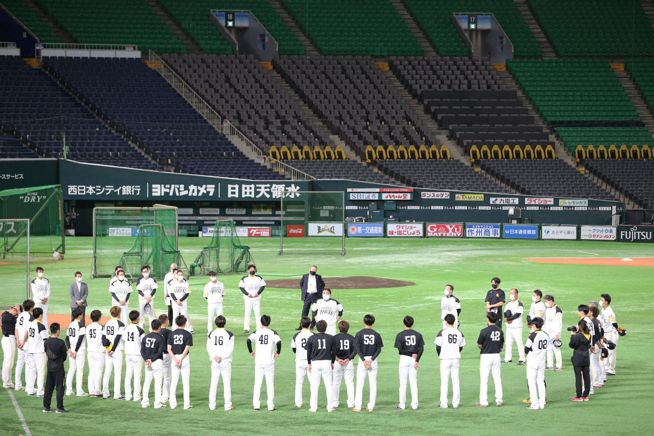 練習前、ナインに話をする藤本博史監督（撮影・梅根麻紀）