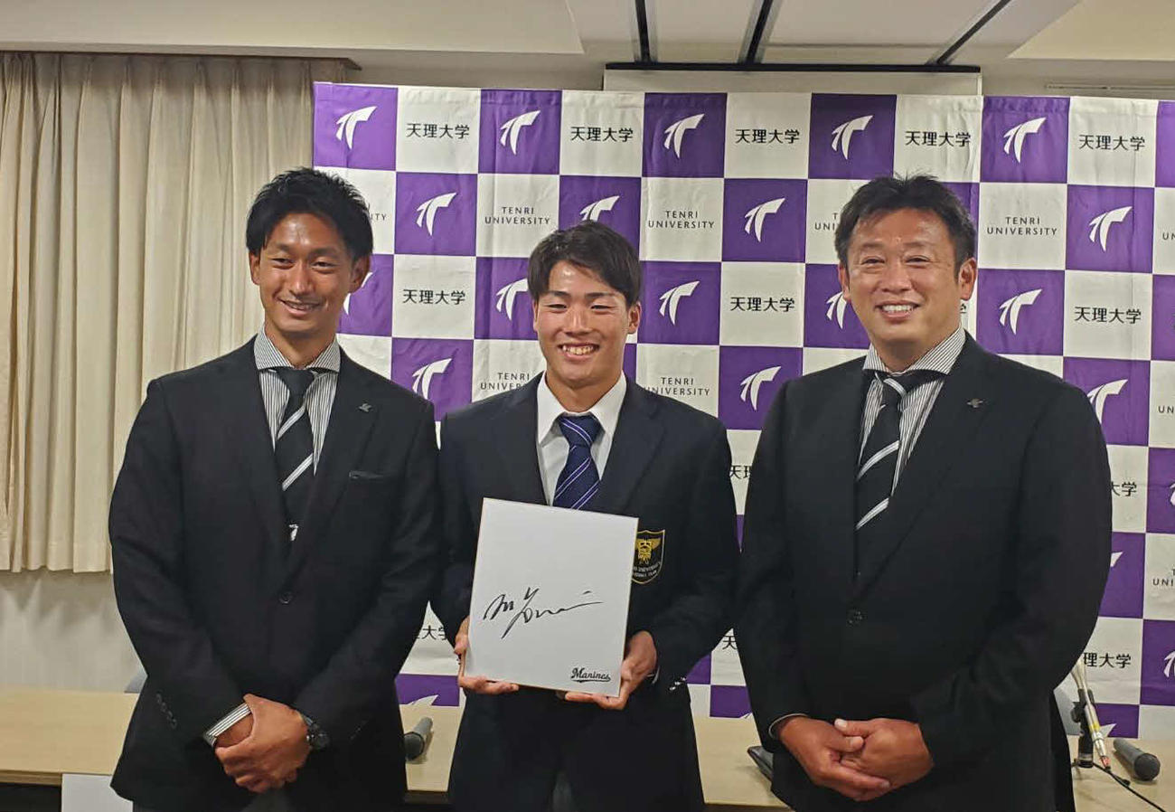 天理大・友杉篤輝内野手は吉井監督のサイン色紙を持ち、三家スカウト（左）と榎スカウト部長の指名あいさつを受けた（撮影：酒井俊作）