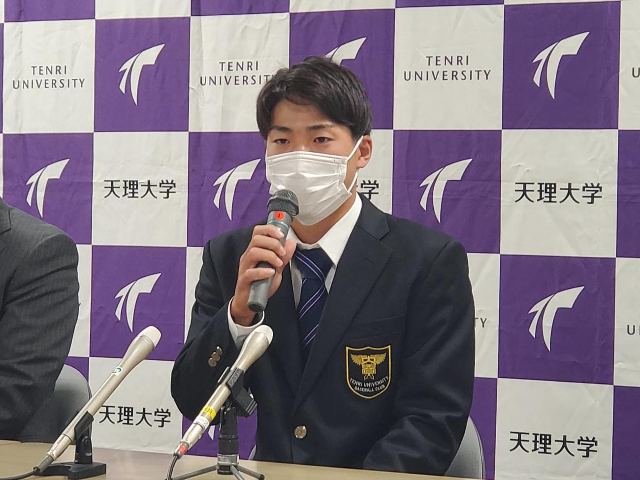 ロッテでドラフト2位の天理大・友杉篤輝内野手は指名あいさつを受けて意気込みを語った（撮影：酒井俊作）