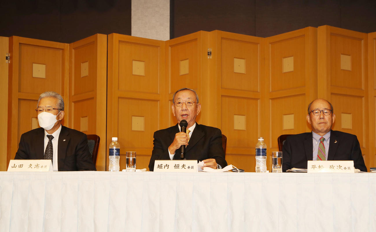 沢村賞選考会後、会見を行う堀内氏。左は山田氏、右は平松氏（撮影・狩俣裕三）