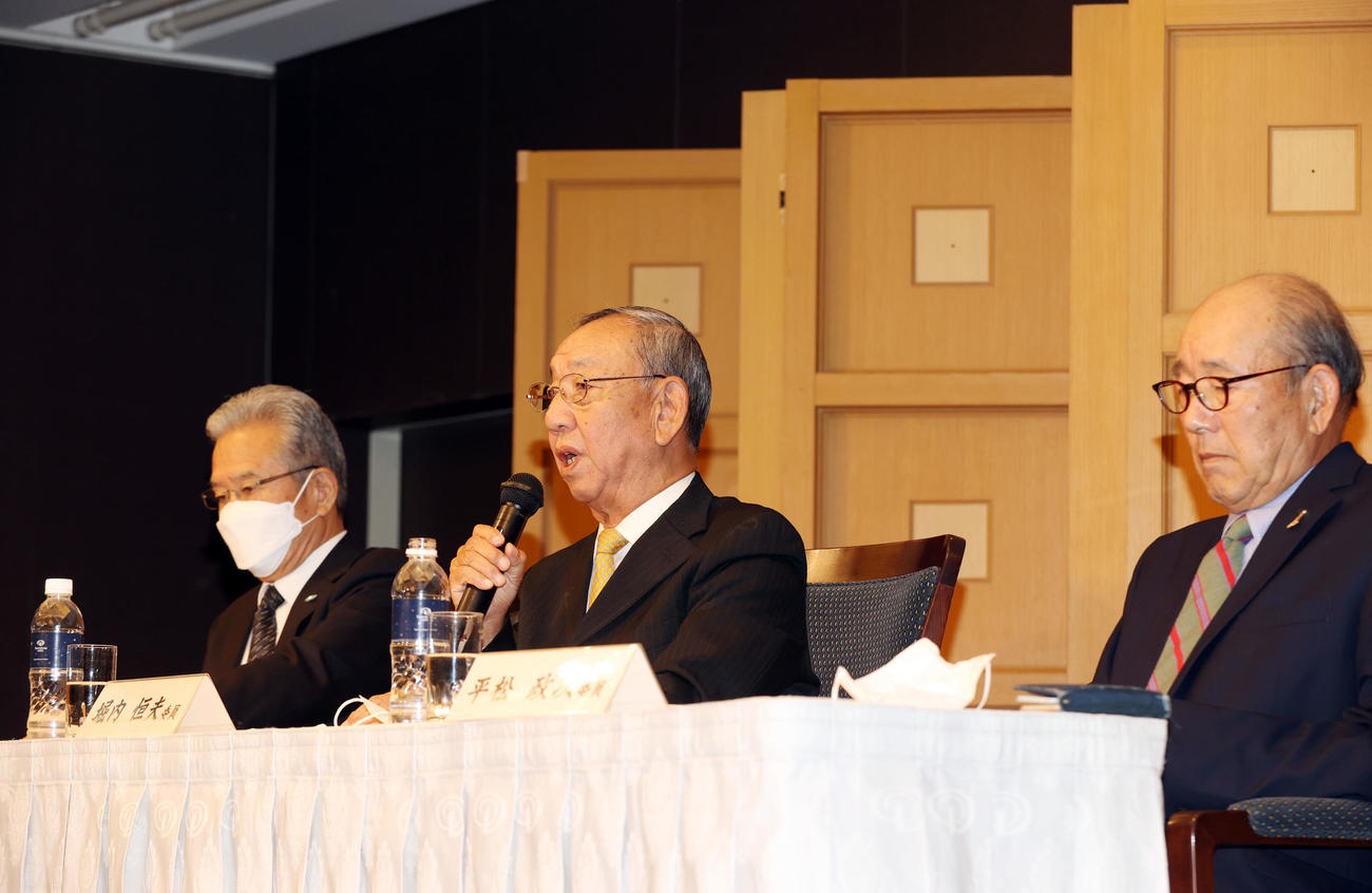沢村賞選考会後、会見を行う堀内氏（中央）。左は山田氏、右は平松氏（撮影・狩俣裕三）