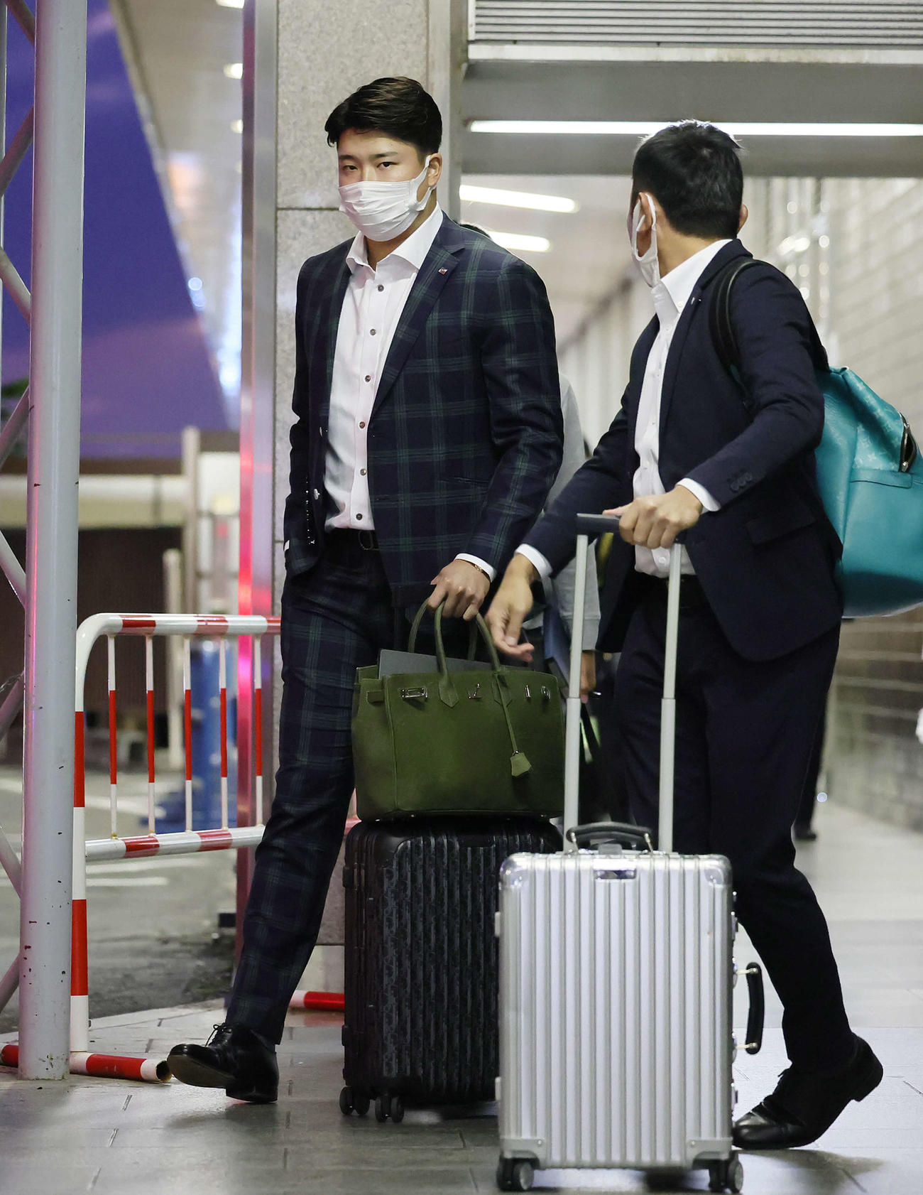 大阪入りしたヤクルト村上（撮影・足立雅史）