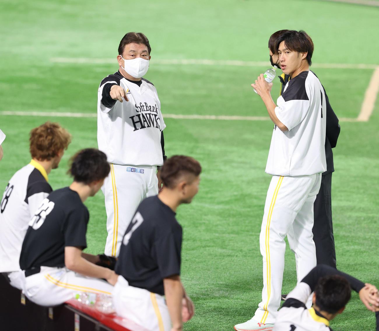 練習前、柳田に話しかける藤本監督（撮影・梅根麻紀）