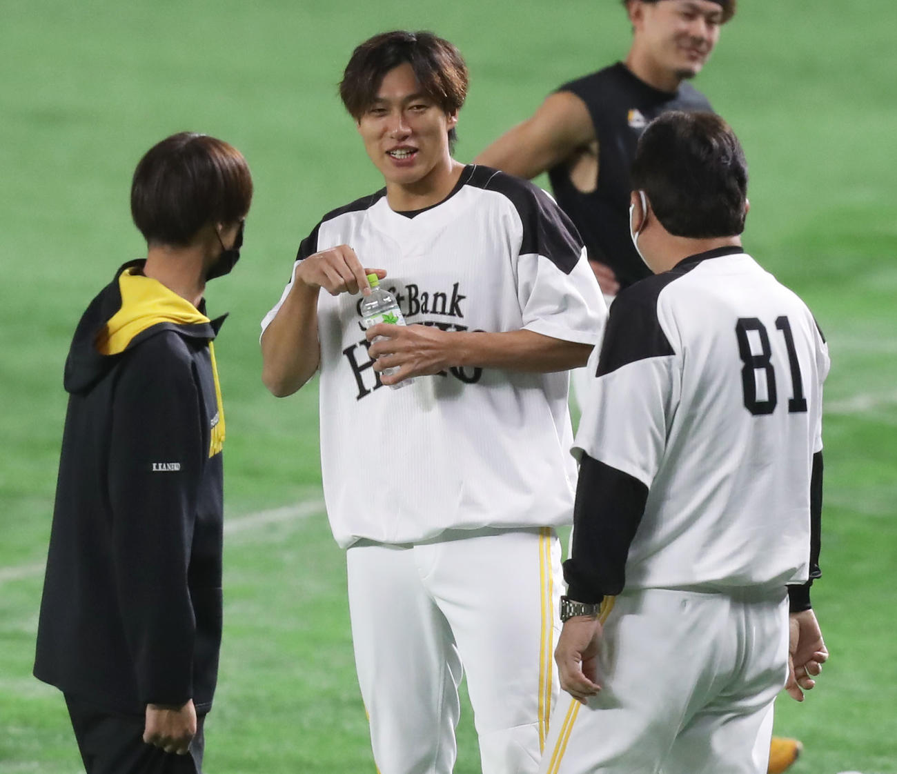 全体練習前に藤本監督と話をする柳田（撮影・屋方直哉）